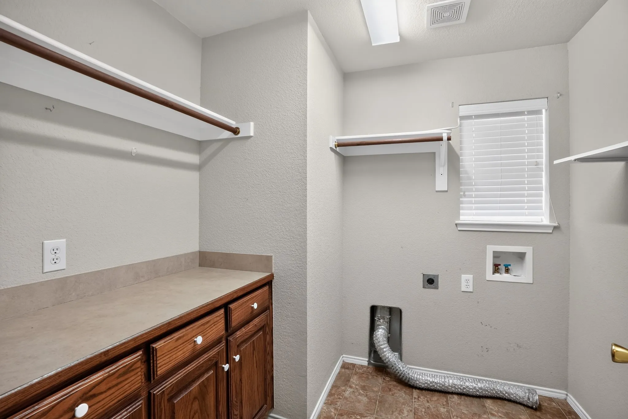 Single Family Residence For Sale in Johnson County , 900 Mistflower Avenue, Burleson, Texas 76028, 3 Bedroom, 2 Bathroom, 2 Garage spaces, 2,347 Sqft, built in 2009, mls#21350977, Real Estate Agent in Burleson, Homes For Sale in Johnson county, Homes For Sale in Burleson, Realtor in Burleson Texas, Real Estate Brokerage Independent Realty Texas, Luminita Cordes Realtor
