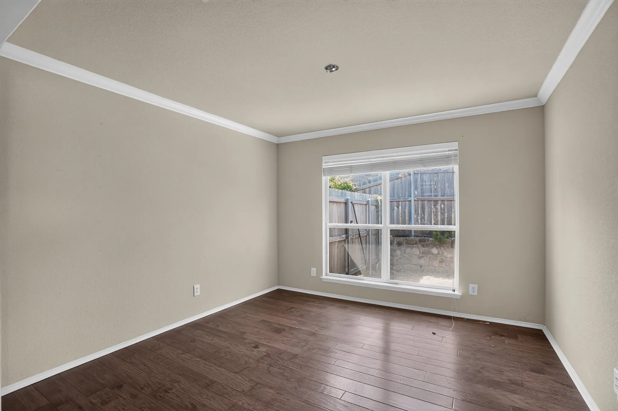 Single Family Residence For Sale in Johnson County , 900 Mistflower Avenue, Burleson, Texas 76028, 3 Bedroom, 2 Bathroom, 2 Garage spaces, 2,347 Sqft, built in 2009, mls#21350977, Real Estate Agent in Burleson, Homes For Sale in Johnson county, Homes For Sale in Burleson, Realtor in Burleson Texas, Real Estate Brokerage Independent Realty Texas, Luminita Cordes Realtor