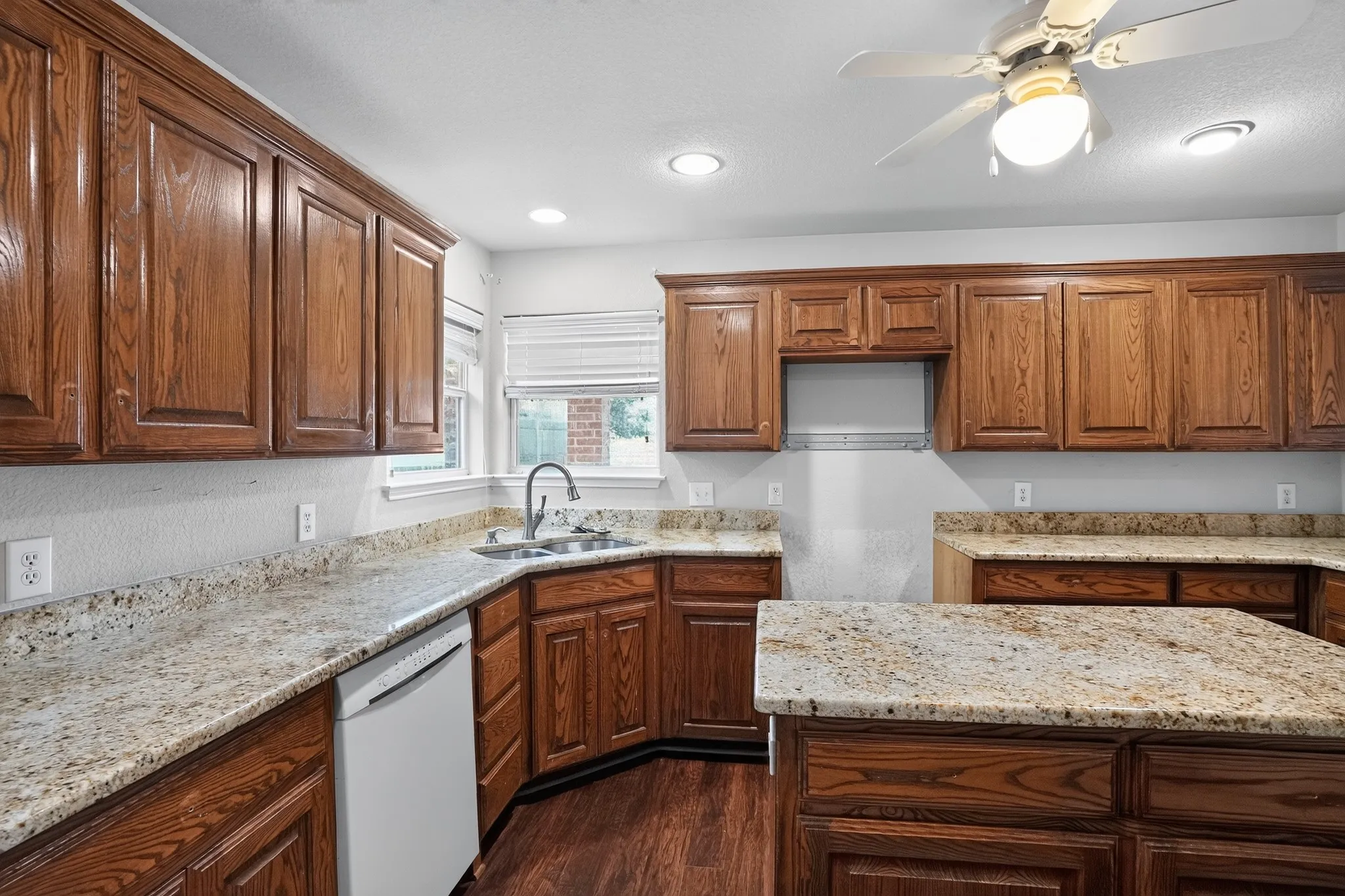 Single Family Residence For Sale in Johnson County , 900 Mistflower Avenue, Burleson, Texas 76028, 3 Bedroom, 2 Bathroom, 2 Garage spaces, 2,347 Sqft, built in 2009, mls#21350977, Real Estate Agent in Burleson, Homes For Sale in Johnson county, Homes For Sale in Burleson, Realtor in Burleson Texas, Real Estate Brokerage Independent Realty Texas, Luminita Cordes Realtor