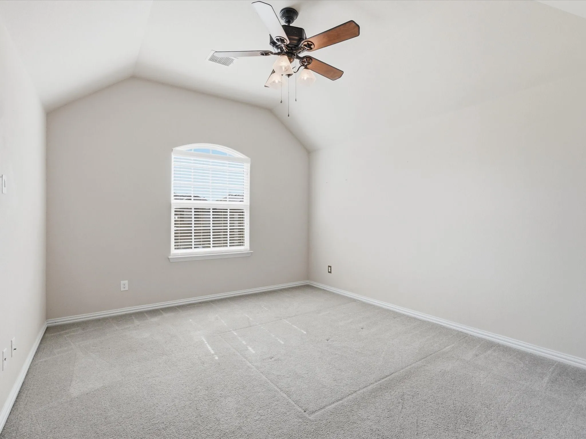 Single Family Residence For Sale in Dallas County , 906 Hidden Lakes Drive, Cedar Hill, Texas 75104, 5 Bedroom, 4 Bathroom, 3 Garage spaces, 3,798 Sqft, built in 2014, mls#21352946, Real Estate Agent in Cedar Hill, Homes For Sale in Dallas county, Homes For Sale in Cedar Hill, Realtor in Cedar Hill Texas, Real Estate Brokerage Independent Realty Texas, Luminita Cordes Realtor