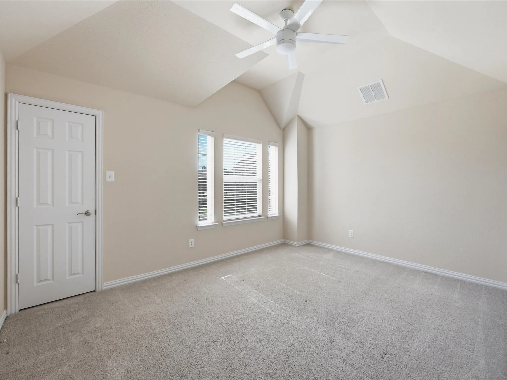 Single Family Residence For Sale in Dallas County , 906 Hidden Lakes Drive, Cedar Hill, Texas 75104, 5 Bedroom, 4 Bathroom, 3 Garage spaces, 3,798 Sqft, built in 2014, mls#21352946, Real Estate Agent in Cedar Hill, Homes For Sale in Dallas county, Homes For Sale in Cedar Hill, Realtor in Cedar Hill Texas, Real Estate Brokerage Independent Realty Texas, Luminita Cordes Realtor