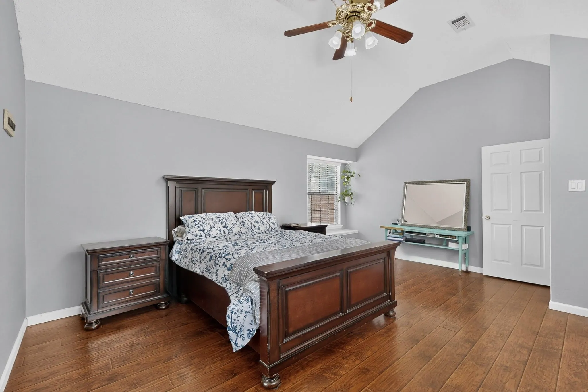Vaulted ceiling with a ceiling fan light fixture