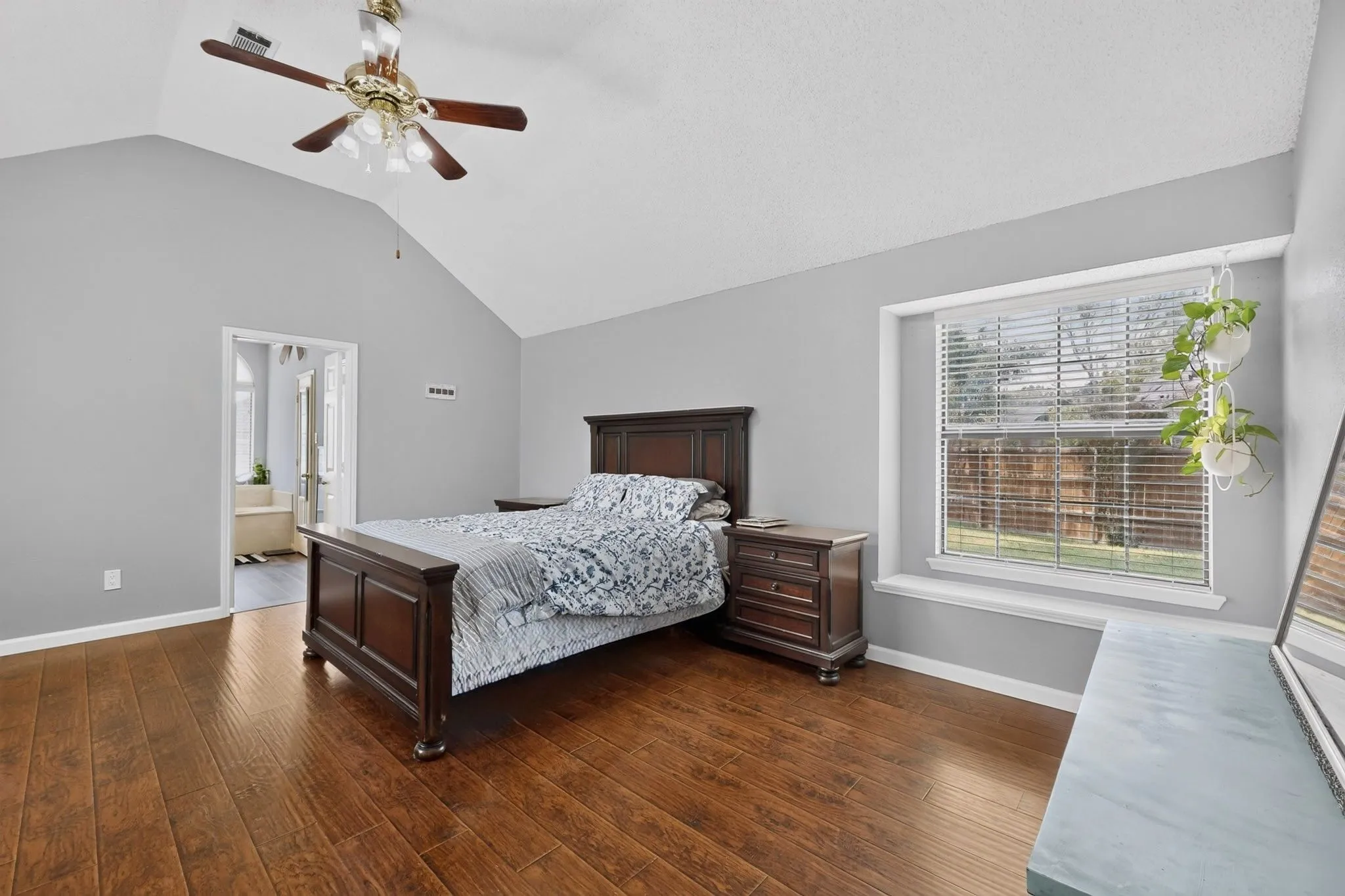 Vaulted ceiling with a ceiling fan light fixture