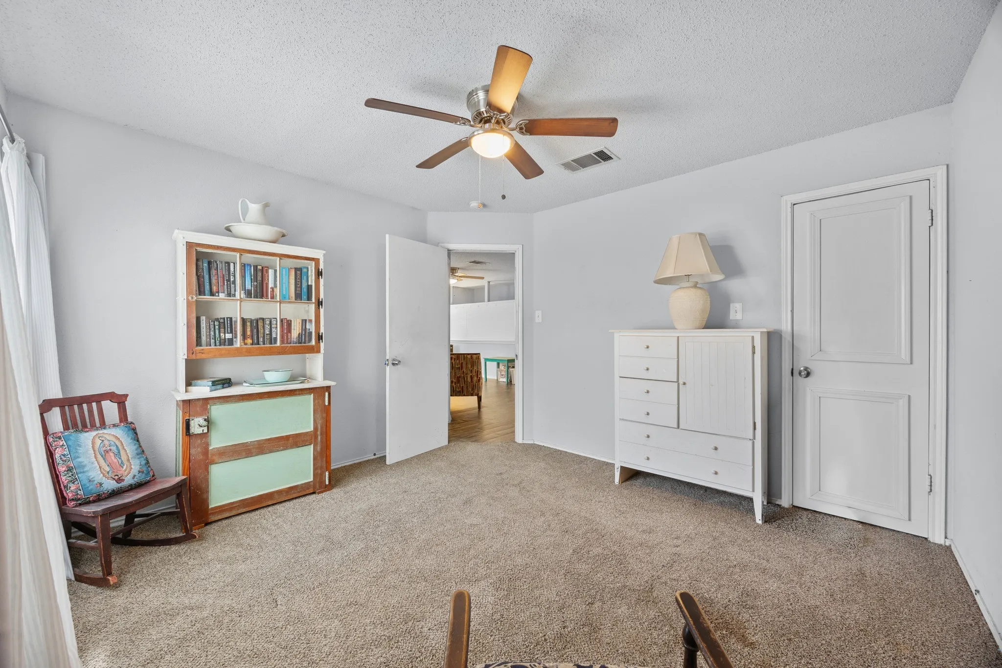 Single Family Residence For Sale in Williamson County , 1001 Canterbury Trail, Georgetown, Texas 78626, 3 Bedroom, 3 Bathroom, 1 Garage spaces, 2,212 Sqft, built in 2001, mls#21352437, Real Estate Agent in Georgetown, Homes For Sale in Williamson county, Homes For Sale in Georgetown, Realtor in Georgetown Texas, Real Estate Brokerage Independent Realty Texas, Luminita Cordes Realtor