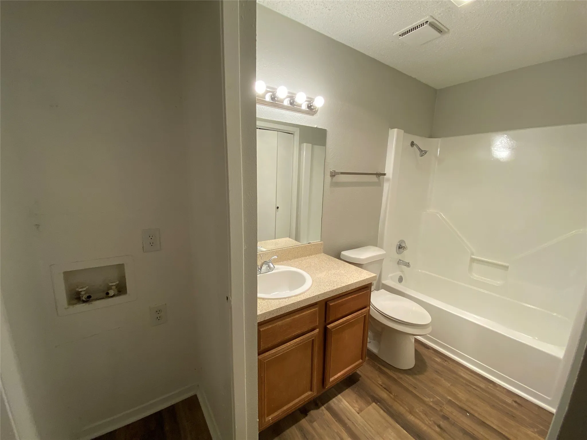 Condominium For Rent in Dallas County , 9696 Walnut 317, Dallas, Texas 75243, 1 Bedroom, 1 Bathroom, Garage spaces, 730 Sqft, built in 1981, mls#21345953, Real Estate Agent in Dallas, Homes For Rent in Dallas county, Homes For Rent in Dallas, Realtor in Dallas Texas, Real Estate Brokerage Independent Realty Texas, Luminita Cordes Realtor