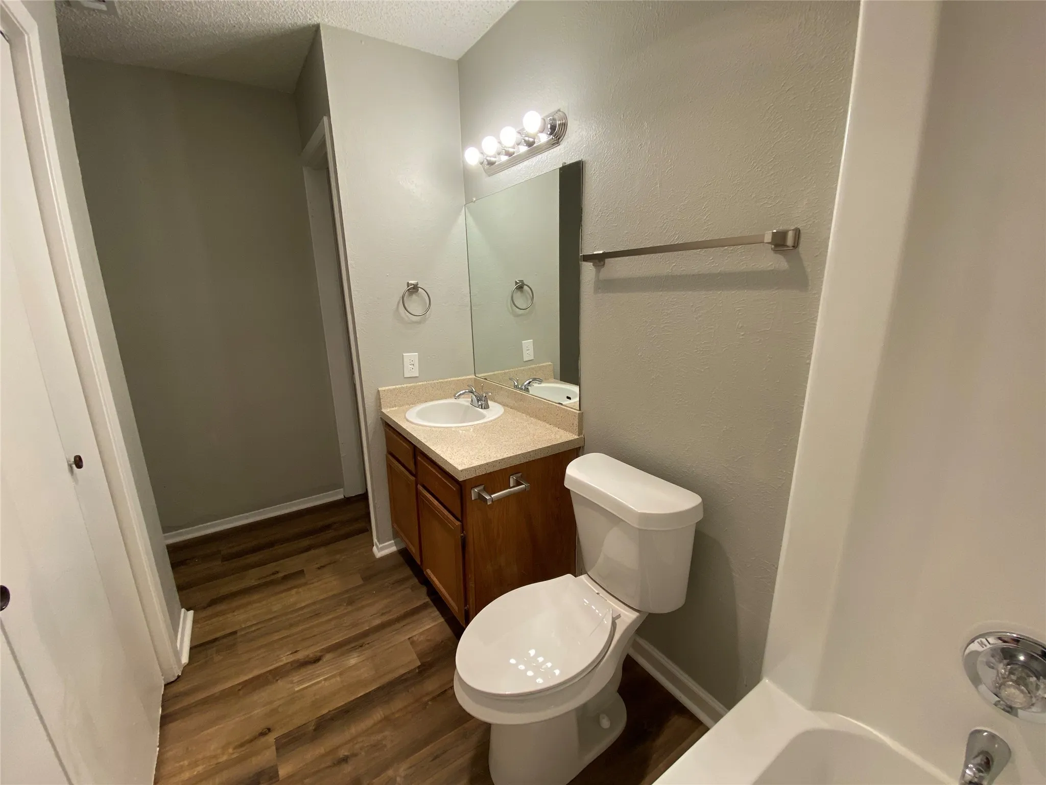 Condominium For Rent in Dallas County , 9696 Walnut 317, Dallas, Texas 75243, 1 Bedroom, 1 Bathroom, Garage spaces, 730 Sqft, built in 1981, mls#21345953, Real Estate Agent in Dallas, Homes For Rent in Dallas county, Homes For Rent in Dallas, Realtor in Dallas Texas, Real Estate Brokerage Independent Realty Texas, Luminita Cordes Realtor