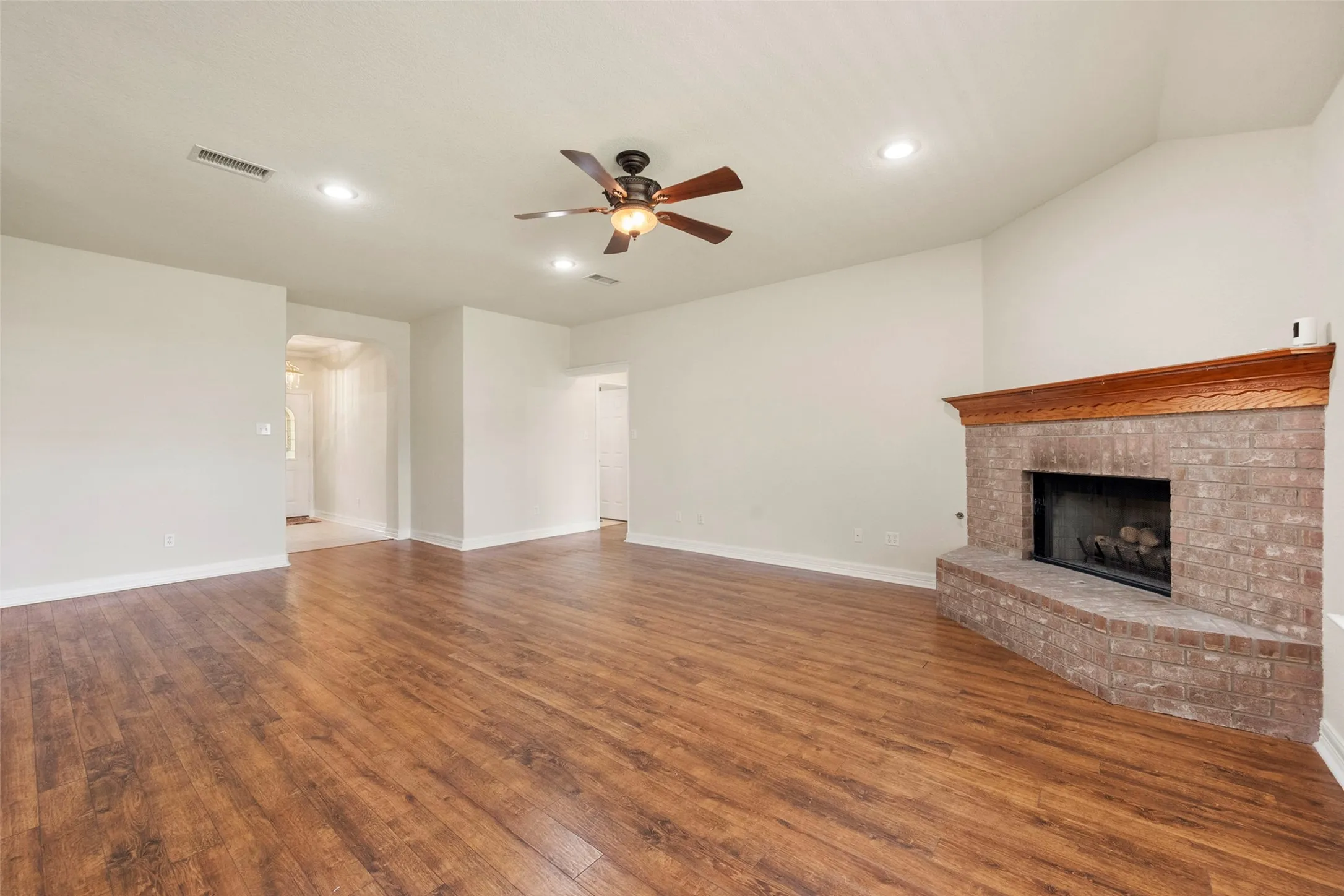 Single Family Residence For Sale in Johnson County , 1104 Starling Court, Burleson, Texas 76028, 3 Bedroom, 2 Bathroom, 2 Garage spaces, 1,831 Sqft, built in 1998, mls#21353113, Real Estate Agent in Burleson, Homes For Sale in Johnson county, Homes For Sale in Burleson, Realtor in Burleson Texas, Real Estate Brokerage Independent Realty Texas, Luminita Cordes Realtor