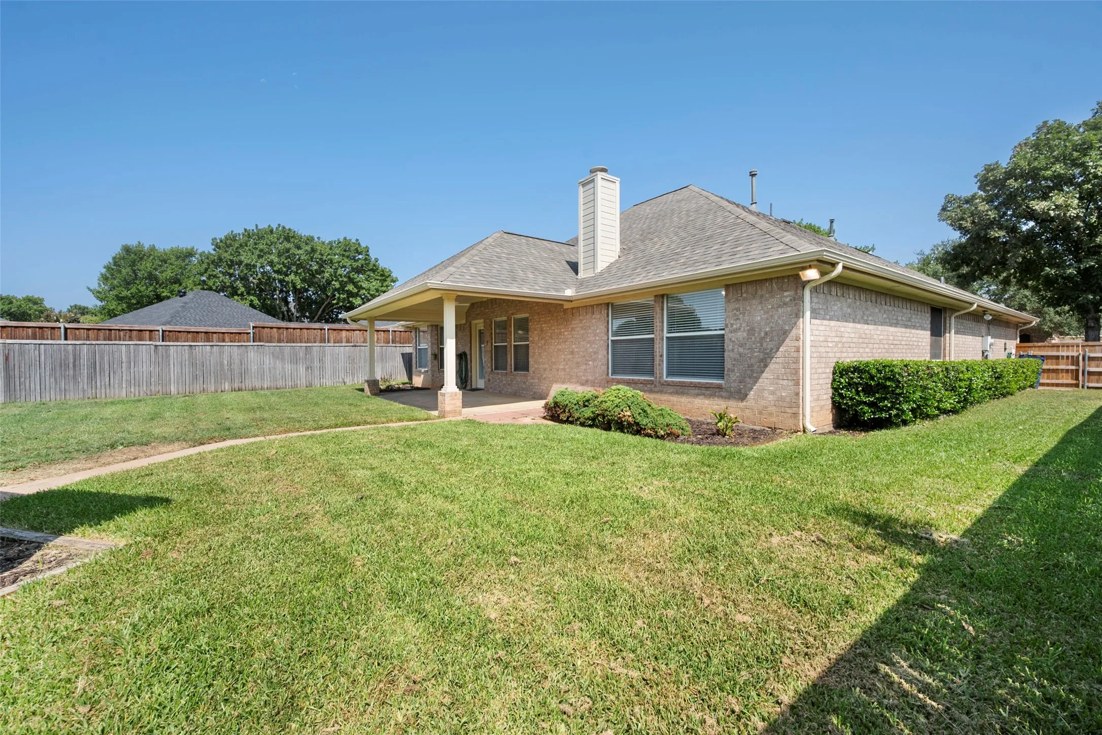 Single Family Residence For Sale in Johnson County , 1104 Starling Court, Burleson, Texas 76028, 3 Bedroom, 2 Bathroom, 2 Garage spaces, 1,831 Sqft, built in 1998, mls#21353113, Real Estate Agent in Burleson, Homes For Sale in Johnson county, Homes For Sale in Burleson, Realtor in Burleson Texas, Real Estate Brokerage Independent Realty Texas, Luminita Cordes Realtor