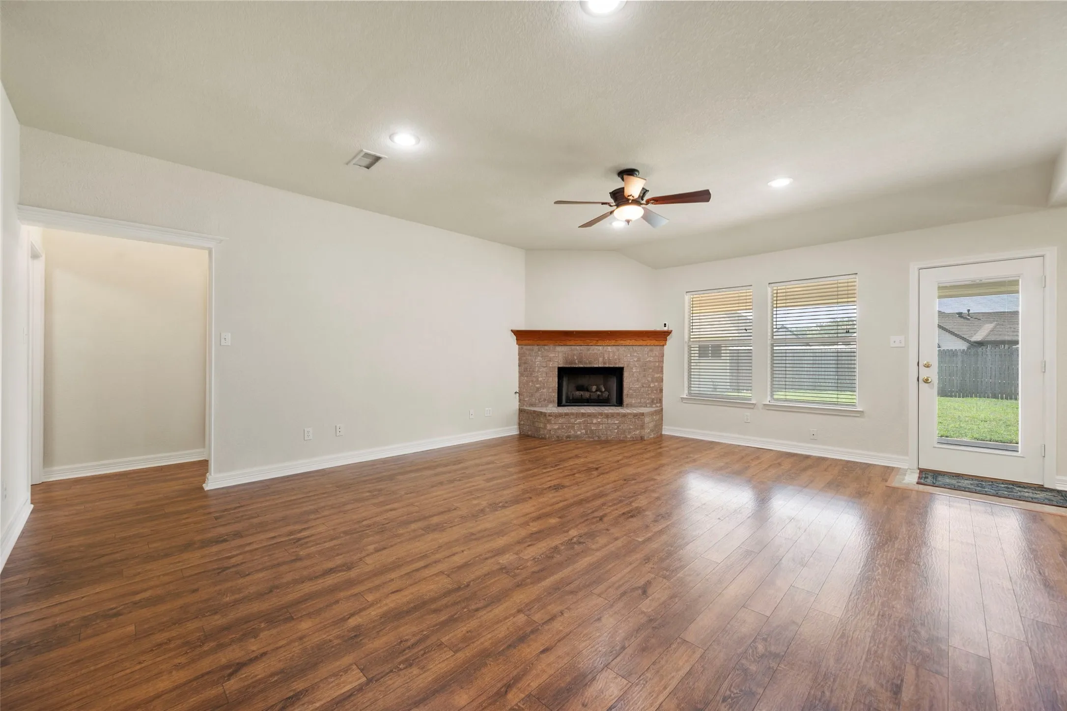 Single Family Residence For Sale in Johnson County , 1104 Starling Court, Burleson, Texas 76028, 3 Bedroom, 2 Bathroom, 2 Garage spaces, 1,831 Sqft, built in 1998, mls#21353113, Real Estate Agent in Burleson, Homes For Sale in Johnson county, Homes For Sale in Burleson, Realtor in Burleson Texas, Real Estate Brokerage Independent Realty Texas, Luminita Cordes Realtor