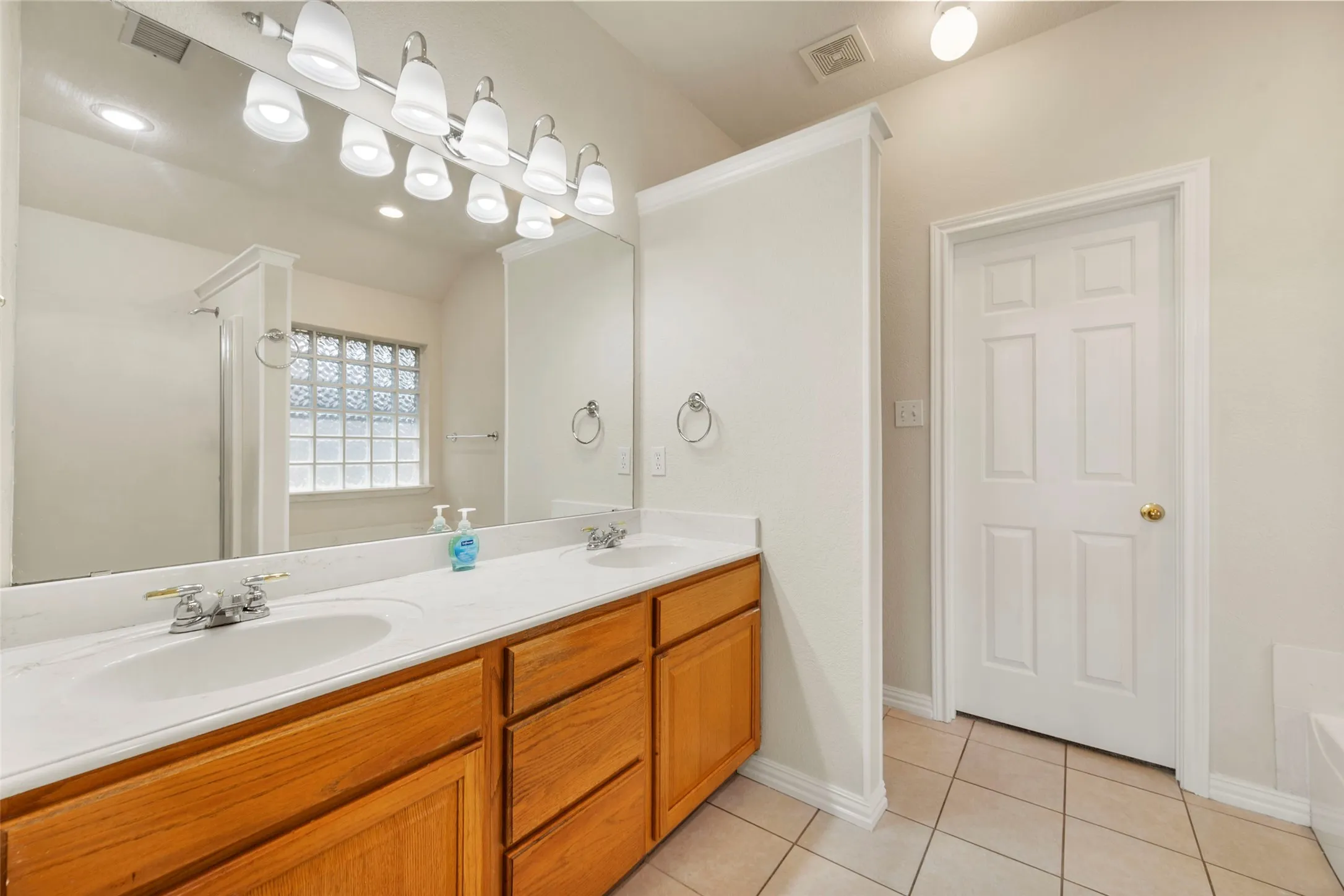 Single Family Residence For Sale in Johnson County , 1104 Starling Court, Burleson, Texas 76028, 3 Bedroom, 2 Bathroom, 2 Garage spaces, 1,831 Sqft, built in 1998, mls#21353113, Real Estate Agent in Burleson, Homes For Sale in Johnson county, Homes For Sale in Burleson, Realtor in Burleson Texas, Real Estate Brokerage Independent Realty Texas, Luminita Cordes Realtor