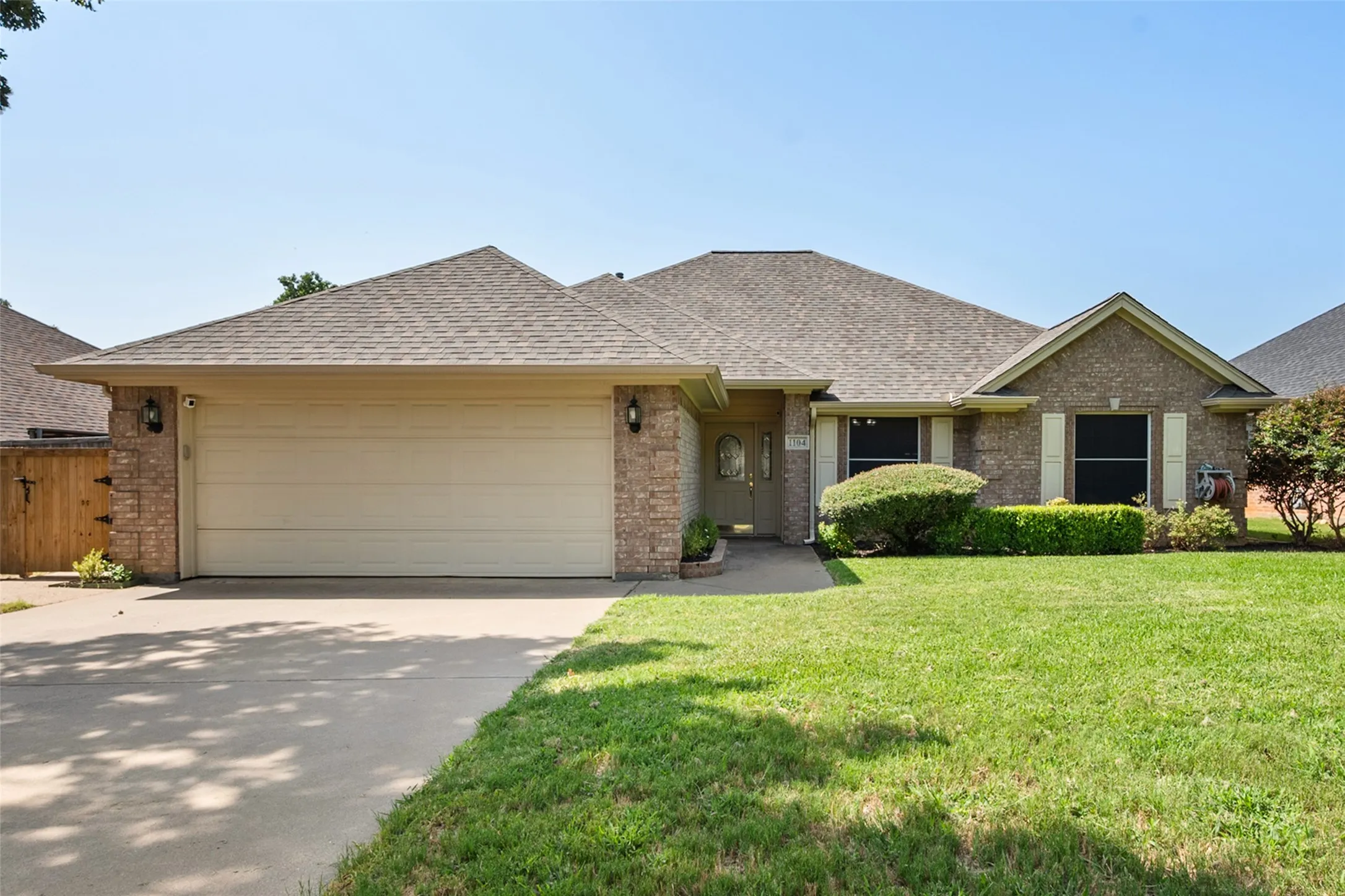Single Family Residence For Sale in Johnson County , 1104 Starling Court, Burleson, Texas 76028, 3 Bedroom, 2 Bathroom, 2 Garage spaces, 1,831 Sqft, built in 1998, mls#21353113, Real Estate Agent in Burleson, Homes For Sale in Johnson county, Homes For Sale in Burleson, Realtor in Burleson Texas, Real Estate Brokerage Independent Realty Texas, Luminita Cordes Realtor