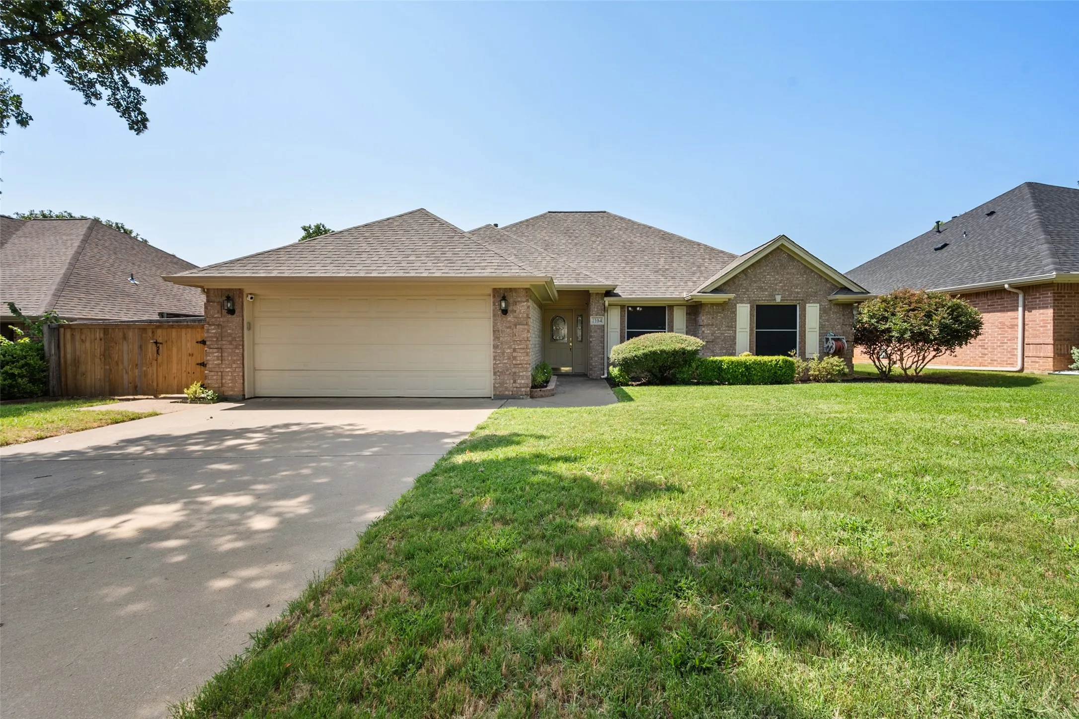 Single Family Residence For Sale in Johnson County , 1104 Starling Court, Burleson, Texas 76028, 3 Bedroom, 2 Bathroom, 2 Garage spaces, 1,831 Sqft, built in 1998, mls#21353113, Real Estate Agent in Burleson, Homes For Sale in Johnson county, Homes For Sale in Burleson, Realtor in Burleson Texas, Real Estate Brokerage Independent Realty Texas, Luminita Cordes Realtor