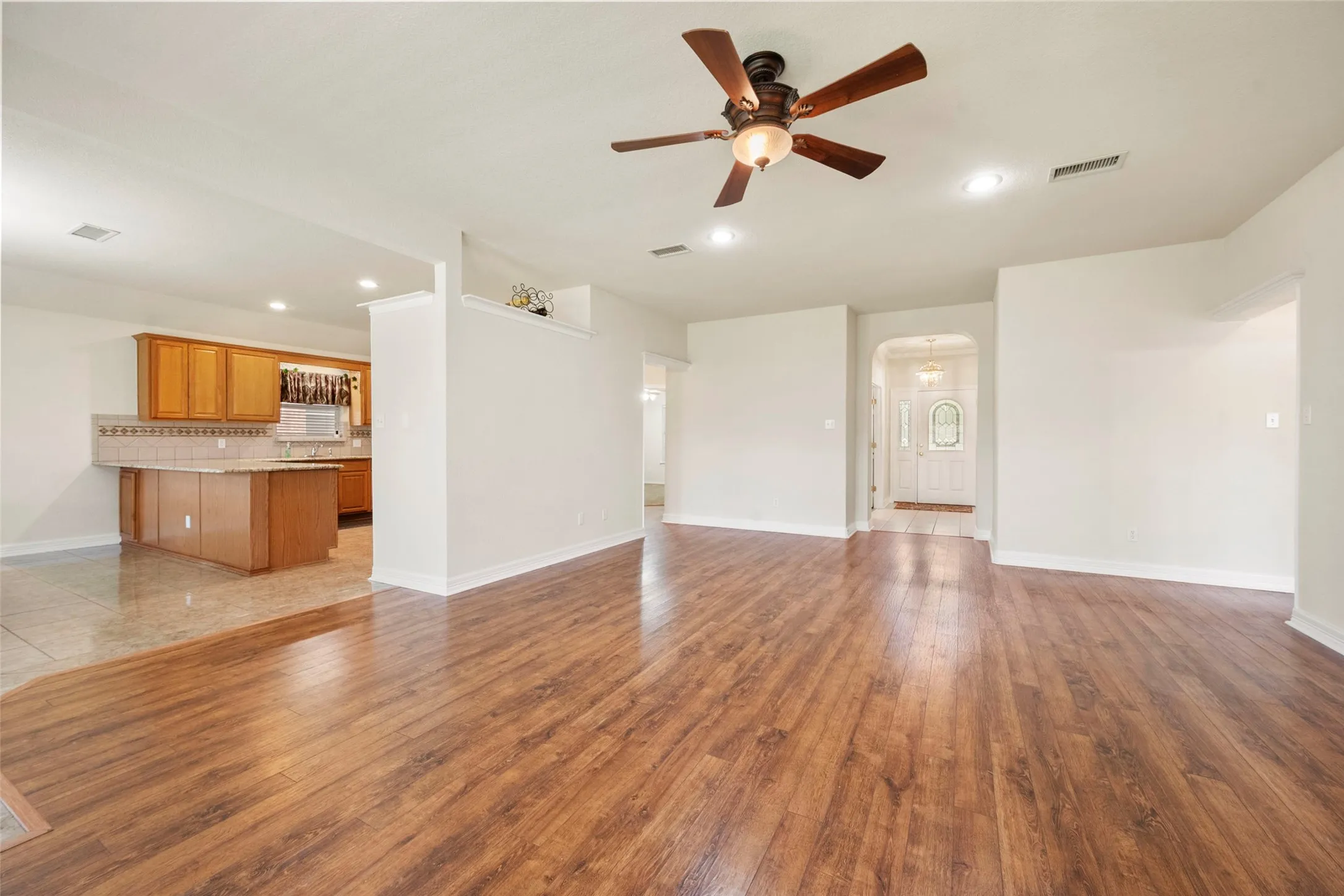 Single Family Residence For Sale in Johnson County , 1104 Starling Court, Burleson, Texas 76028, 3 Bedroom, 2 Bathroom, 2 Garage spaces, 1,831 Sqft, built in 1998, mls#21353113, Real Estate Agent in Burleson, Homes For Sale in Johnson county, Homes For Sale in Burleson, Realtor in Burleson Texas, Real Estate Brokerage Independent Realty Texas, Luminita Cordes Realtor