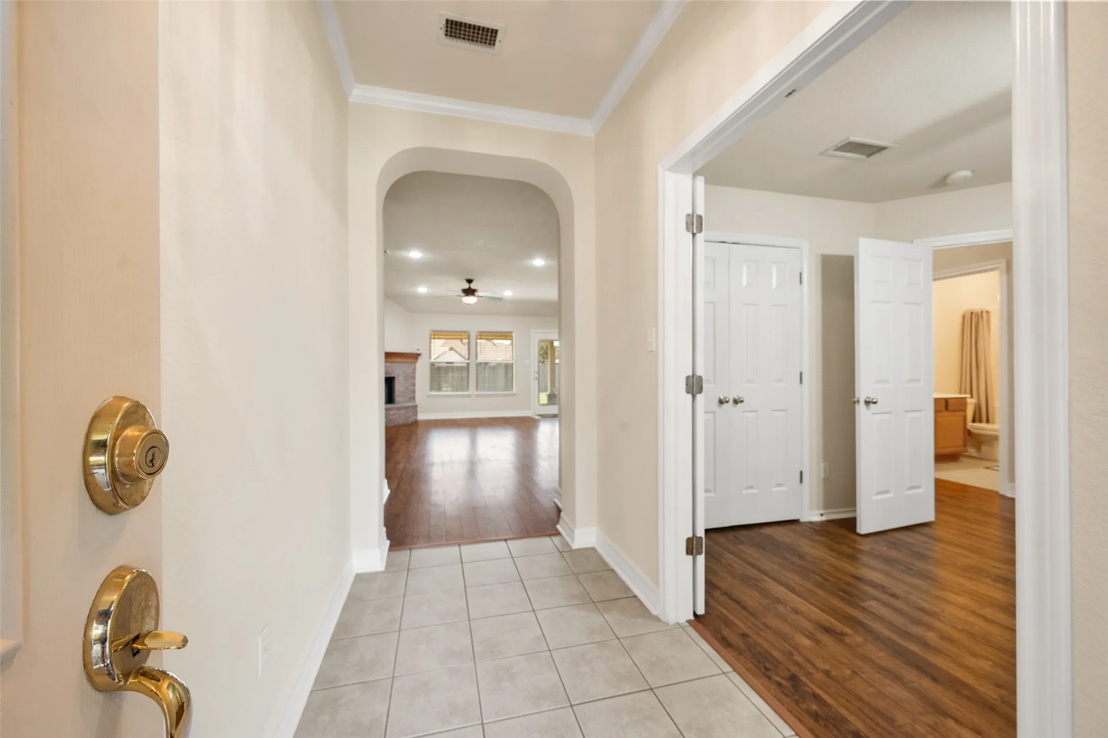 Single Family Residence For Sale in Johnson County , 1104 Starling Court, Burleson, Texas 76028, 3 Bedroom, 2 Bathroom, 2 Garage spaces, 1,831 Sqft, built in 1998, mls#21353113, Real Estate Agent in Burleson, Homes For Sale in Johnson county, Homes For Sale in Burleson, Realtor in Burleson Texas, Real Estate Brokerage Independent Realty Texas, Luminita Cordes Realtor