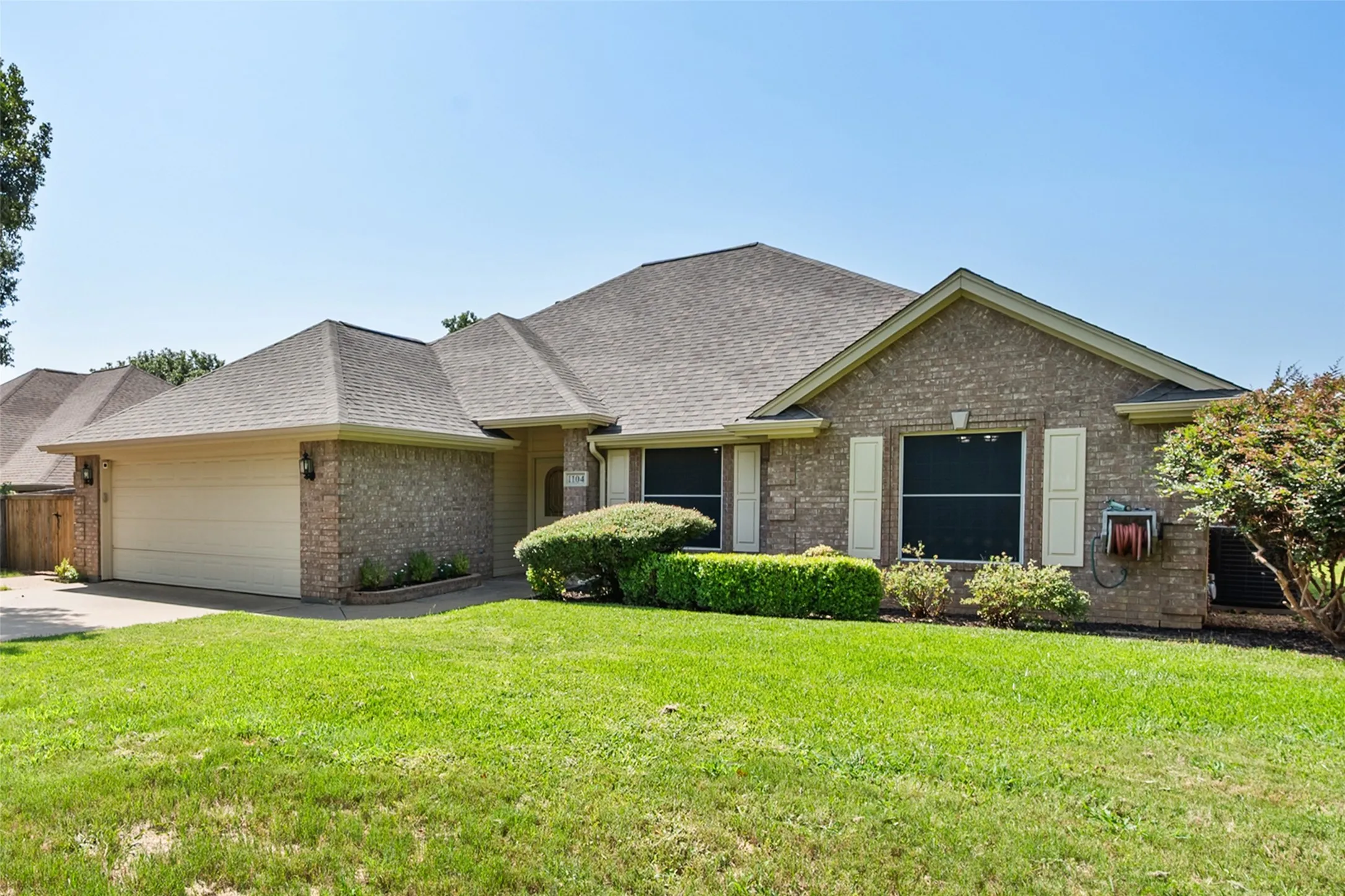 Single Family Residence For Sale in Johnson County , 1104 Starling Court, Burleson, Texas 76028, 3 Bedroom, 2 Bathroom, 2 Garage spaces, 1,831 Sqft, built in 1998, mls#21353113, Real Estate Agent in Burleson, Homes For Sale in Johnson county, Homes For Sale in Burleson, Realtor in Burleson Texas, Real Estate Brokerage Independent Realty Texas, Luminita Cordes Realtor