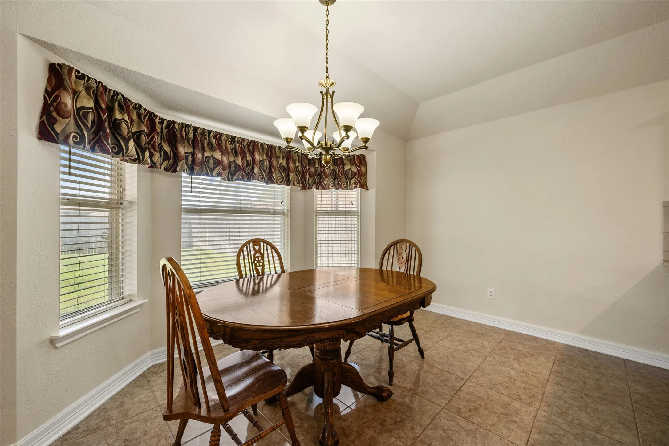 Single Family Residence For Sale in Johnson County , 1104 Starling Court, Burleson, Texas 76028, 3 Bedroom, 2 Bathroom, 2 Garage spaces, 1,831 Sqft, built in 1998, mls#21353113, Real Estate Agent in Burleson, Homes For Sale in Johnson county, Homes For Sale in Burleson, Realtor in Burleson Texas, Real Estate Brokerage Independent Realty Texas, Luminita Cordes Realtor