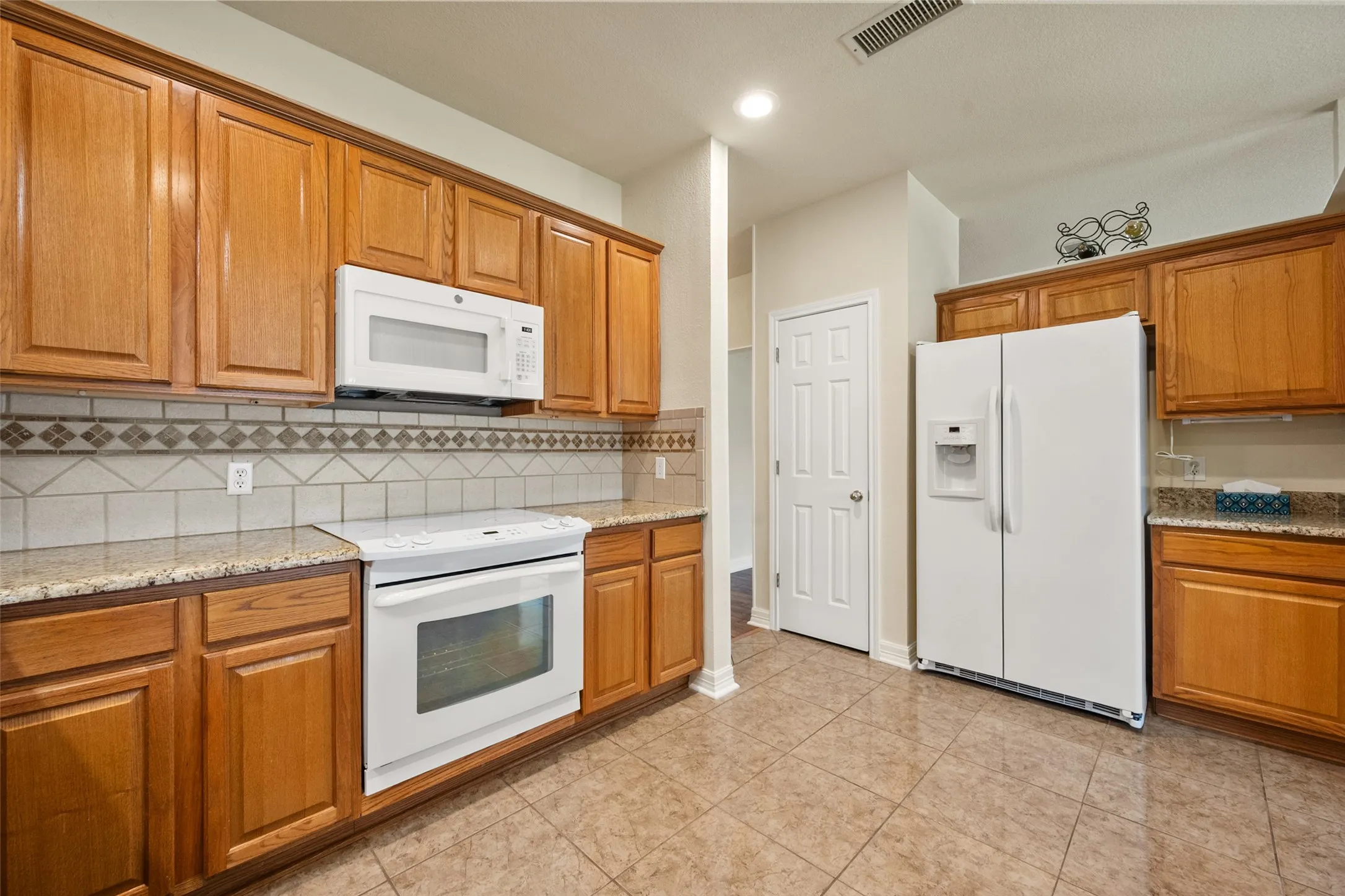 Single Family Residence For Sale in Johnson County , 1104 Starling Court, Burleson, Texas 76028, 3 Bedroom, 2 Bathroom, 2 Garage spaces, 1,831 Sqft, built in 1998, mls#21353113, Real Estate Agent in Burleson, Homes For Sale in Johnson county, Homes For Sale in Burleson, Realtor in Burleson Texas, Real Estate Brokerage Independent Realty Texas, Luminita Cordes Realtor