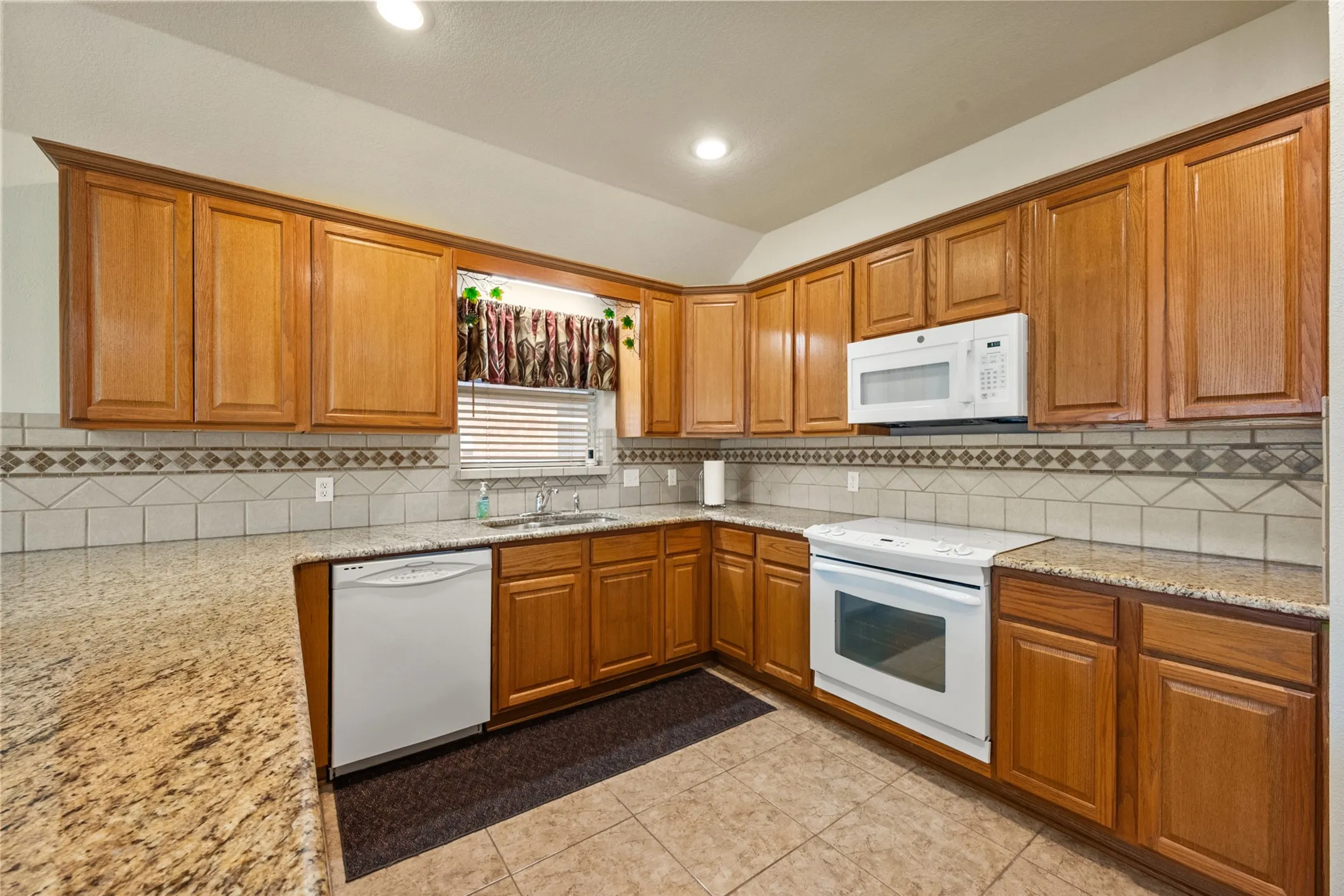 Single Family Residence For Sale in Johnson County , 1104 Starling Court, Burleson, Texas 76028, 3 Bedroom, 2 Bathroom, 2 Garage spaces, 1,831 Sqft, built in 1998, mls#21353113, Real Estate Agent in Burleson, Homes For Sale in Johnson county, Homes For Sale in Burleson, Realtor in Burleson Texas, Real Estate Brokerage Independent Realty Texas, Luminita Cordes Realtor