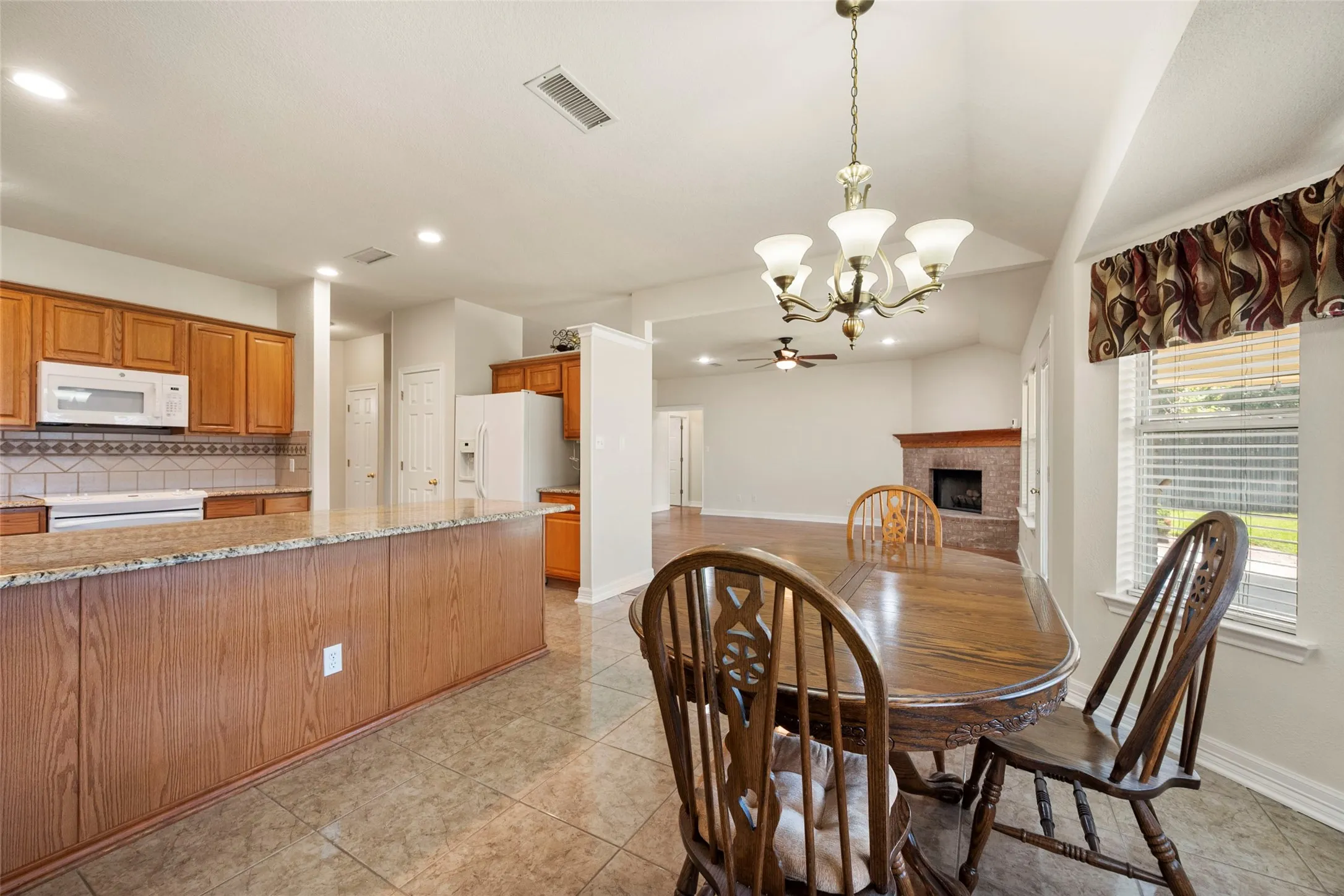 Single Family Residence For Sale in Johnson County , 1104 Starling Court, Burleson, Texas 76028, 3 Bedroom, 2 Bathroom, 2 Garage spaces, 1,831 Sqft, built in 1998, mls#21353113, Real Estate Agent in Burleson, Homes For Sale in Johnson county, Homes For Sale in Burleson, Realtor in Burleson Texas, Real Estate Brokerage Independent Realty Texas, Luminita Cordes Realtor