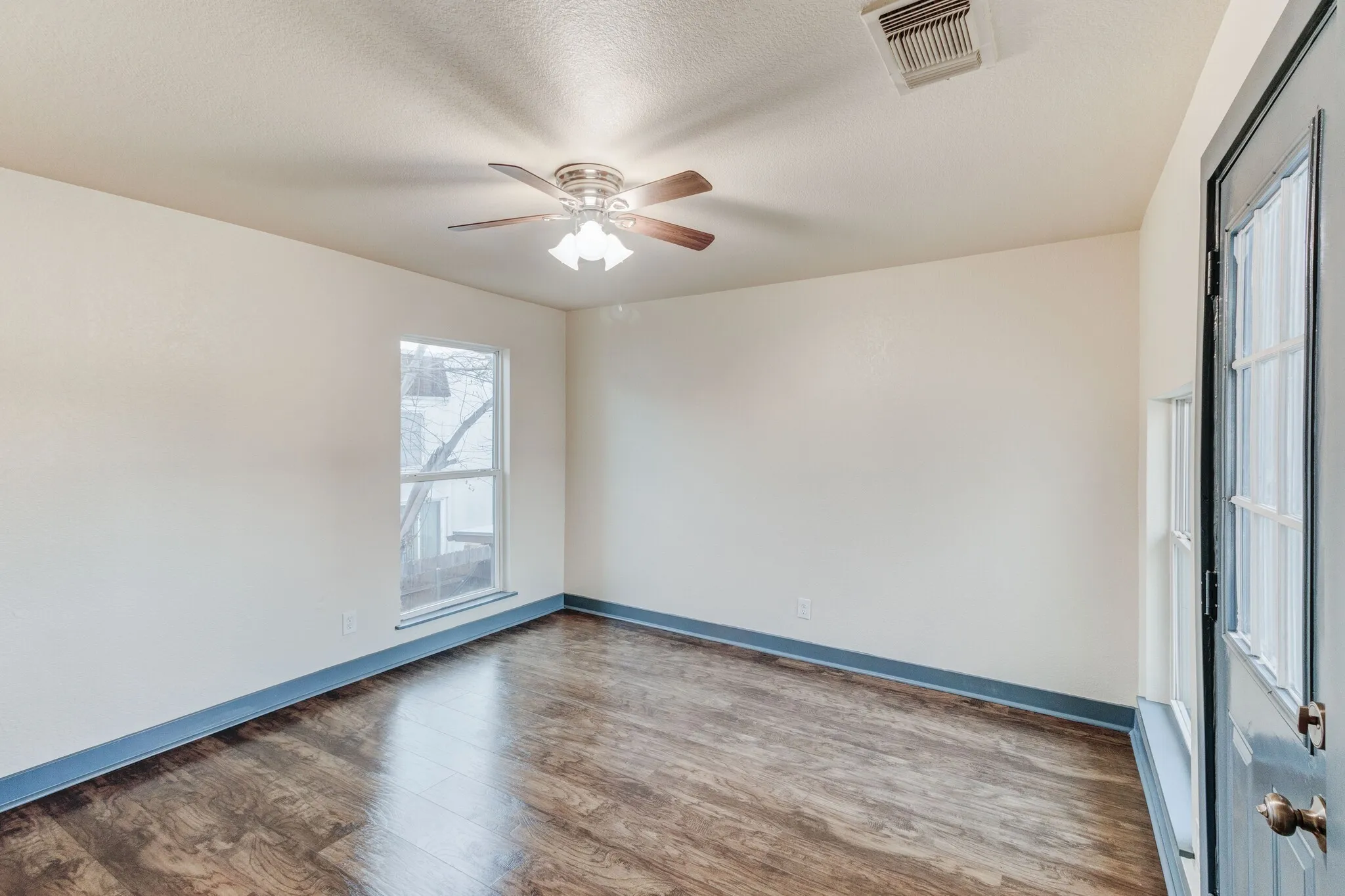 Townhouse For Rent in Tarrant County , 4511 Alamosa, Fort Worth, Texas 76119, 3 Bedroom, 2 Bathroom, 2 Garage spaces, 1,470 Sqft, built in 1973, mls#21353474, Real Estate Agent in Fort Worth, Homes For Rent in Tarrant county, Homes For Rent in Fort Worth, Realtor in Fort Worth Texas, Real Estate Brokerage Independent Realty Texas, Luminita Cordes Realtor