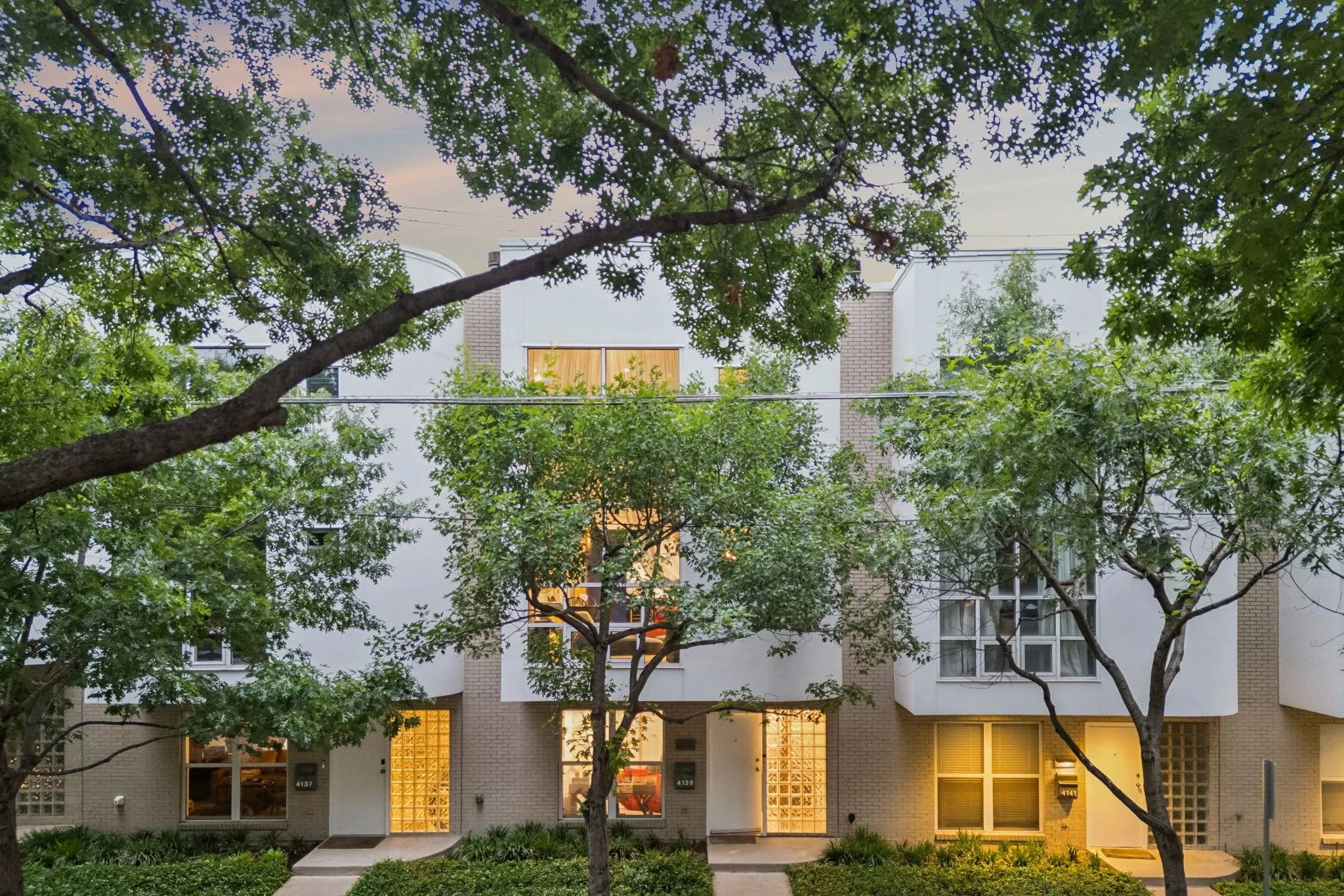 Townhouse For Sale in Dallas County , 4139 Travis Street, Dallas, Texas 75204, 2 Bedroom, 3 Bathroom, 2 Garage spaces, 2,089 Sqft, built in 1996, mls#21349170, Real Estate Agent in Dallas, Homes For Sale in Dallas county, Homes For Sale in Dallas, Realtor in Dallas Texas, Real Estate Brokerage Independent Realty Texas, Luminita Cordes Realtor