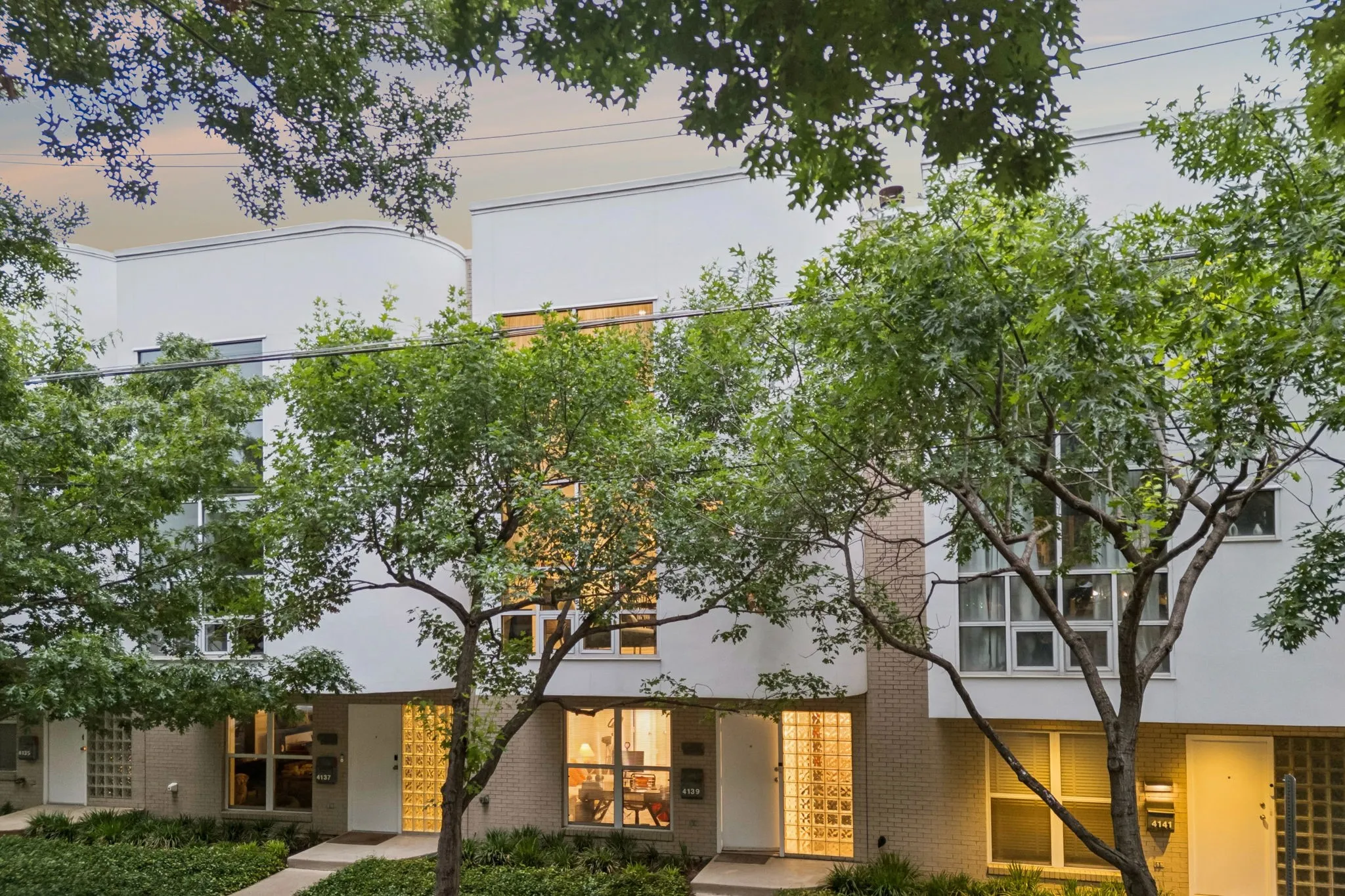 Townhouse For Sale in Dallas County , 4139 Travis Street, Dallas, Texas 75204, 2 Bedroom, 3 Bathroom, 2 Garage spaces, 2,089 Sqft, built in 1996, mls#21349170, Real Estate Agent in Dallas, Homes For Sale in Dallas county, Homes For Sale in Dallas, Realtor in Dallas Texas, Real Estate Brokerage Independent Realty Texas, Luminita Cordes Realtor