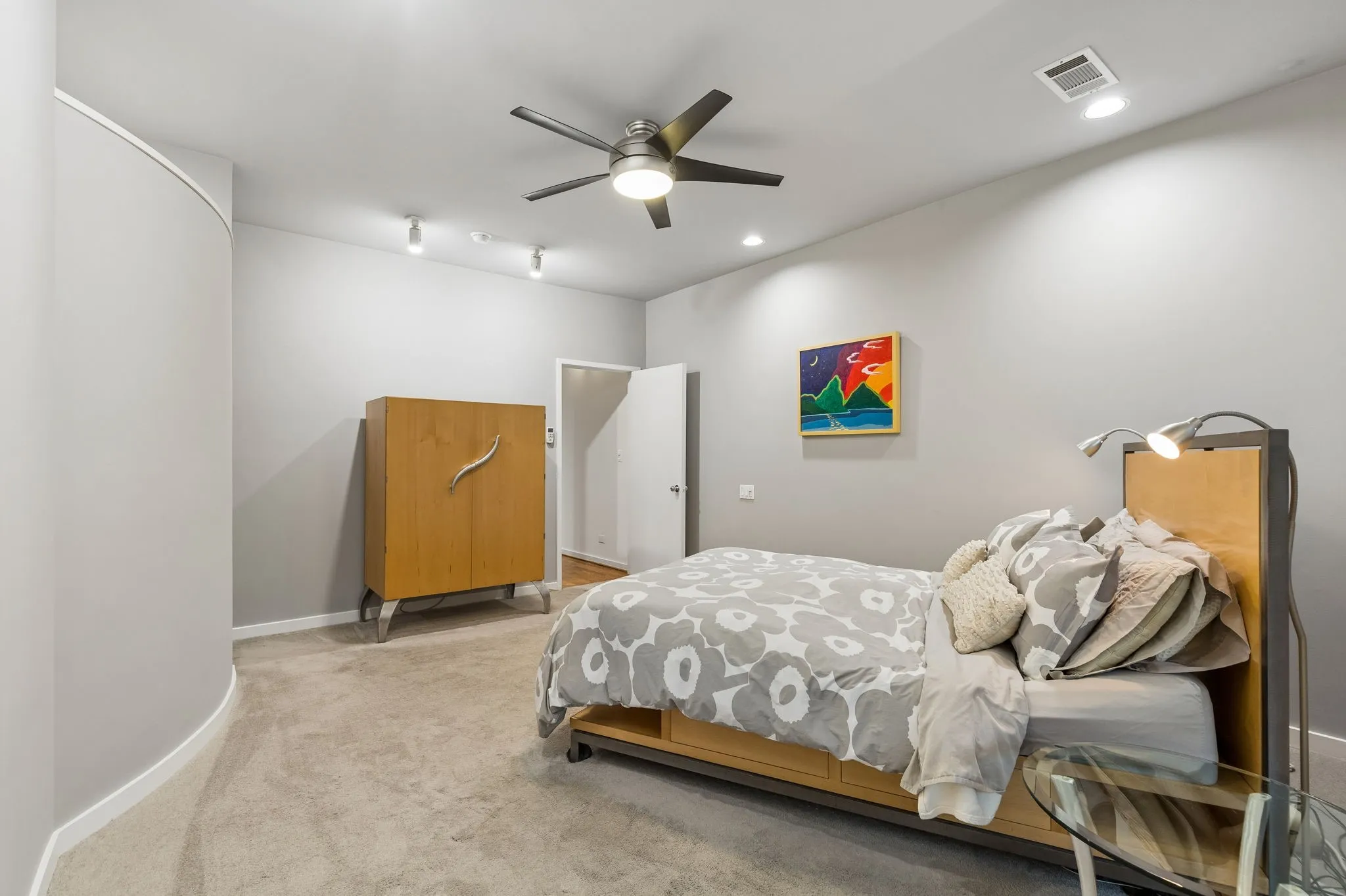 Townhouse For Sale in Dallas County , 4139 Travis Street, Dallas, Texas 75204, 2 Bedroom, 3 Bathroom, 2 Garage spaces, 2,089 Sqft, built in 1996, mls#21349170, Real Estate Agent in Dallas, Homes For Sale in Dallas county, Homes For Sale in Dallas, Realtor in Dallas Texas, Real Estate Brokerage Independent Realty Texas, Luminita Cordes Realtor