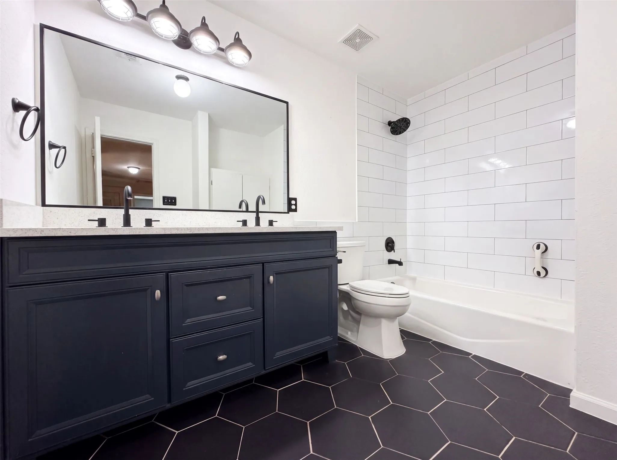 Single Family Residence For Sale in Denton County , 106 Forestview Road, Hickory Creek, Texas 75065, 6 Bedroom, 3 Bathroom, 2 Garage spaces, 4,011 Sqft, built in 2002, mls#21353489, Real Estate Agent in Hickory Creek, Homes For Sale in Denton county, Homes For Sale in Hickory Creek, Realtor in Hickory Creek Texas, Real Estate Brokerage Independent Realty Texas, Luminita Cordes Realtor