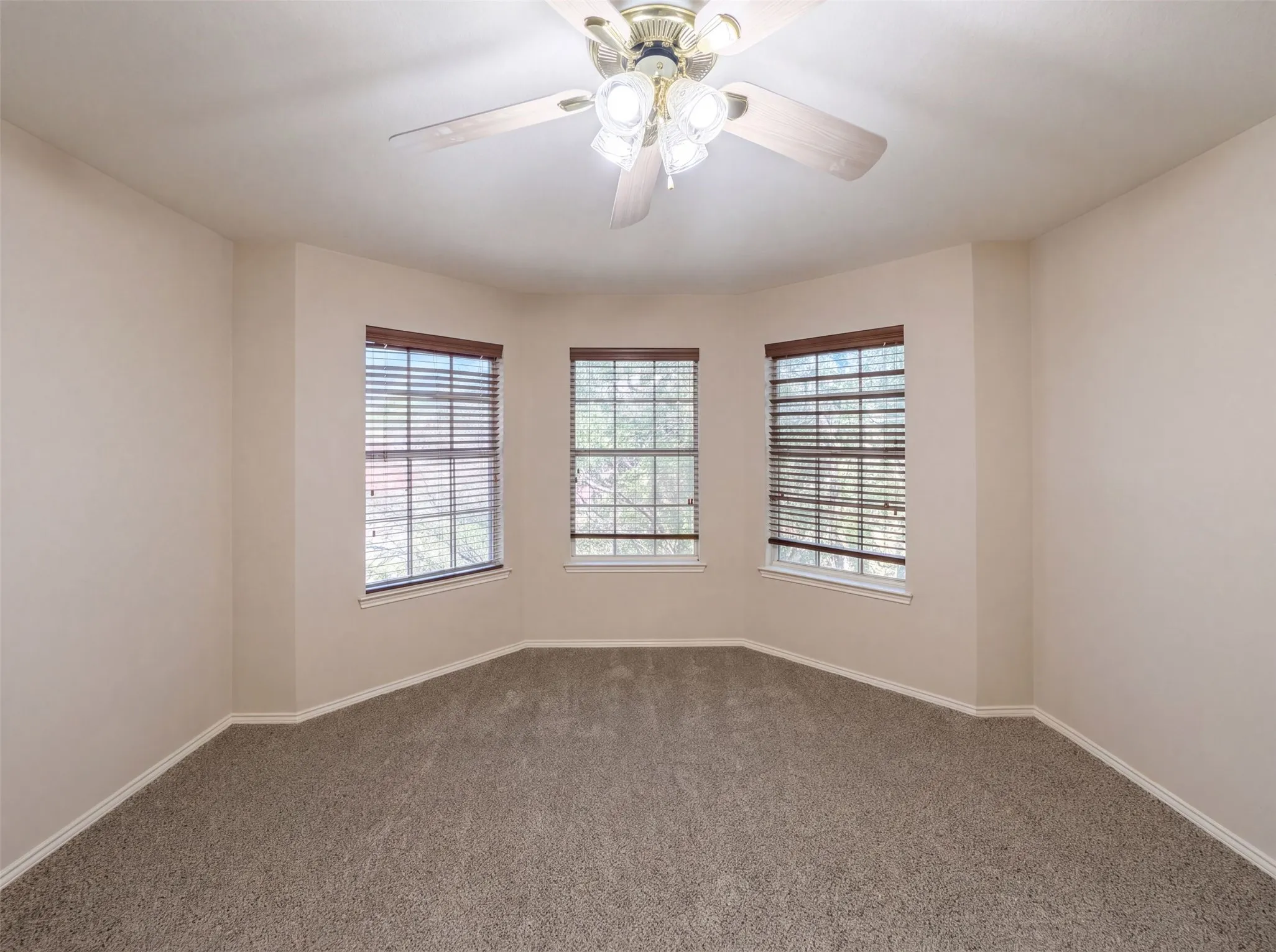 Single Family Residence For Sale in Denton County , 106 Forestview Road, Hickory Creek, Texas 75065, 6 Bedroom, 3 Bathroom, 2 Garage spaces, 4,011 Sqft, built in 2002, mls#21353489, Real Estate Agent in Hickory Creek, Homes For Sale in Denton county, Homes For Sale in Hickory Creek, Realtor in Hickory Creek Texas, Real Estate Brokerage Independent Realty Texas, Luminita Cordes Realtor