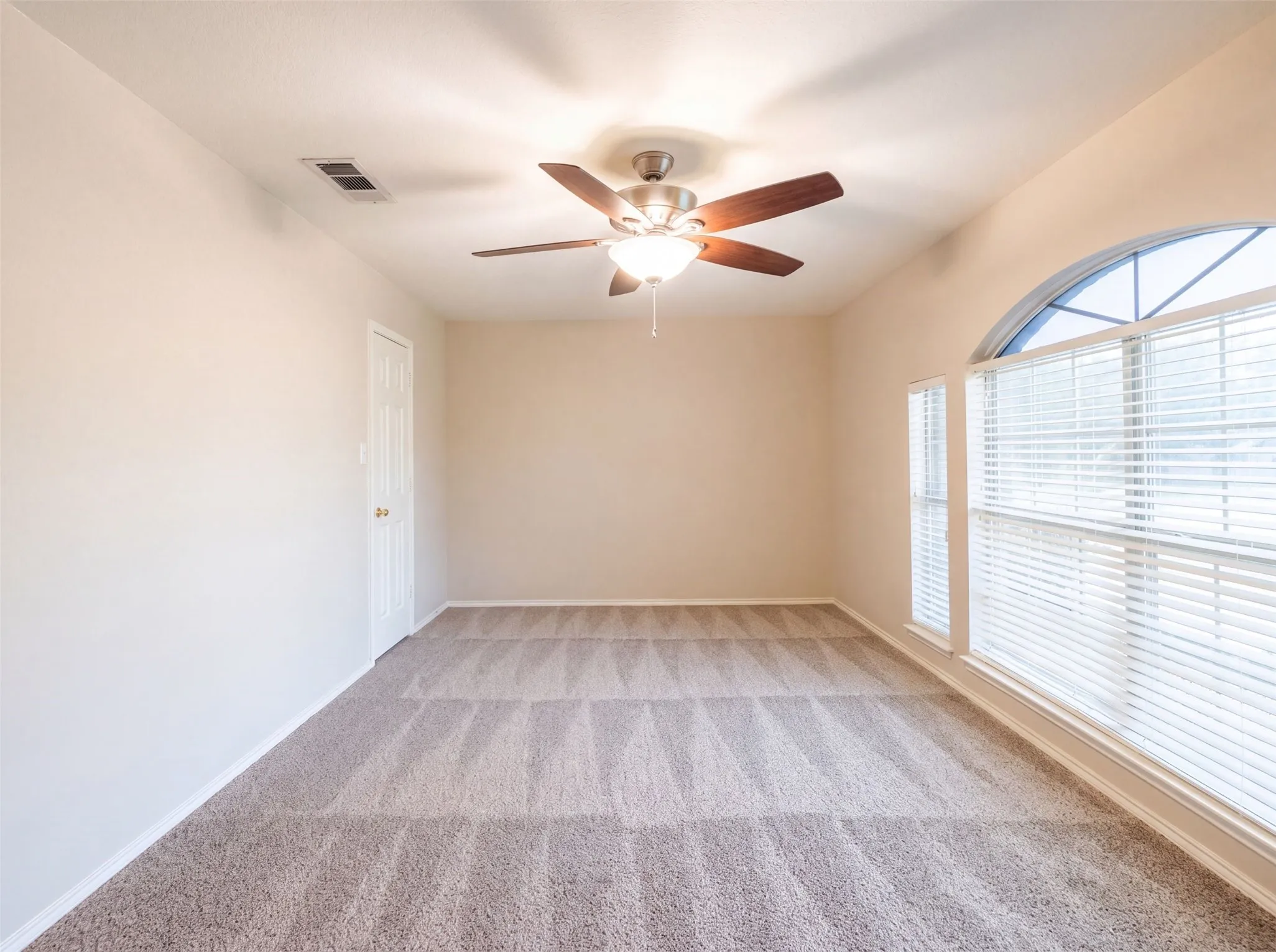 Single Family Residence For Sale in Denton County , 106 Forestview Road, Hickory Creek, Texas 75065, 6 Bedroom, 3 Bathroom, 2 Garage spaces, 4,011 Sqft, built in 2002, mls#21353489, Real Estate Agent in Hickory Creek, Homes For Sale in Denton county, Homes For Sale in Hickory Creek, Realtor in Hickory Creek Texas, Real Estate Brokerage Independent Realty Texas, Luminita Cordes Realtor