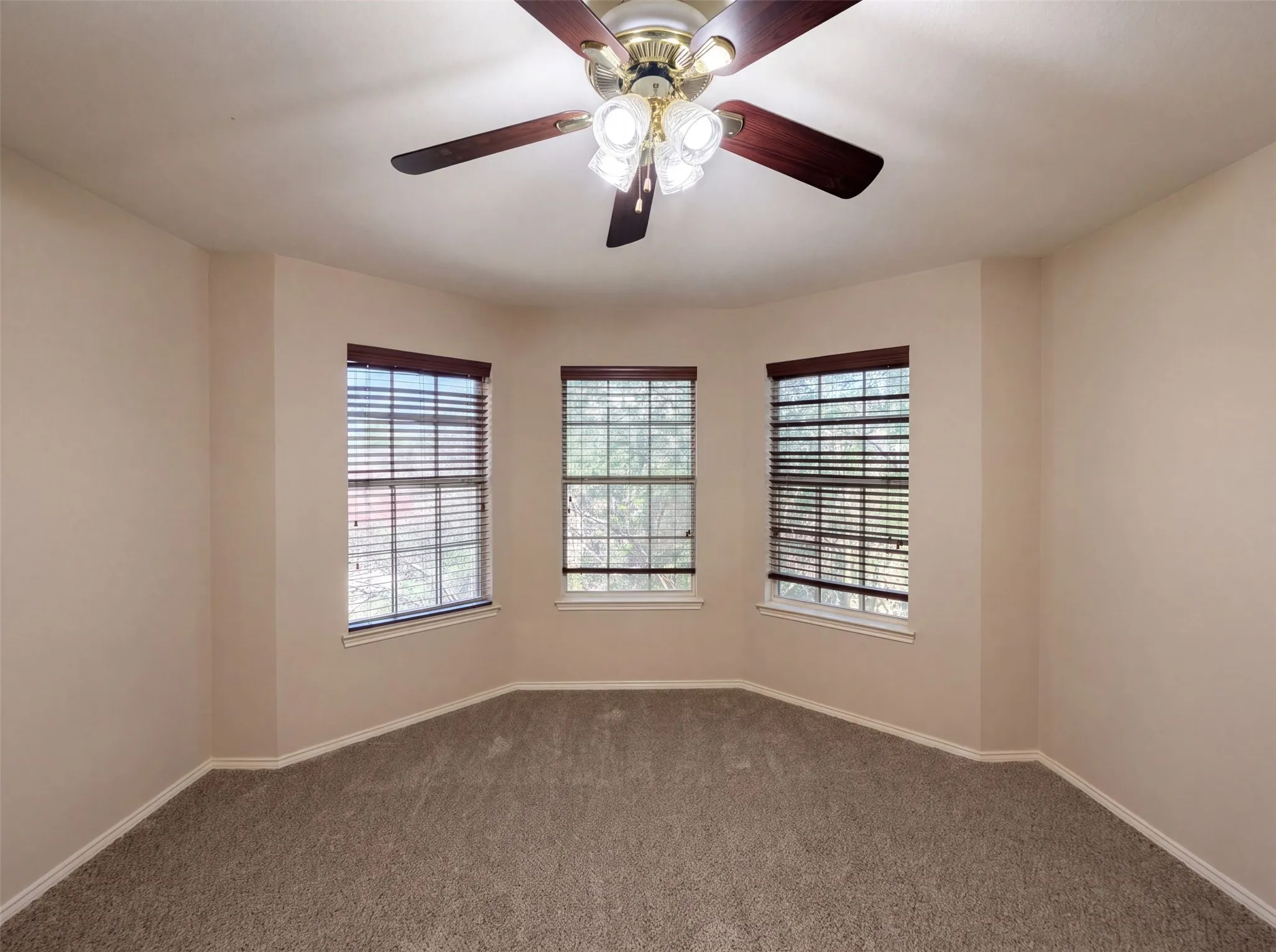 Single Family Residence For Sale in Denton County , 106 Forestview Road, Hickory Creek, Texas 75065, 6 Bedroom, 3 Bathroom, 2 Garage spaces, 4,011 Sqft, built in 2002, mls#21353489, Real Estate Agent in Hickory Creek, Homes For Sale in Denton county, Homes For Sale in Hickory Creek, Realtor in Hickory Creek Texas, Real Estate Brokerage Independent Realty Texas, Luminita Cordes Realtor