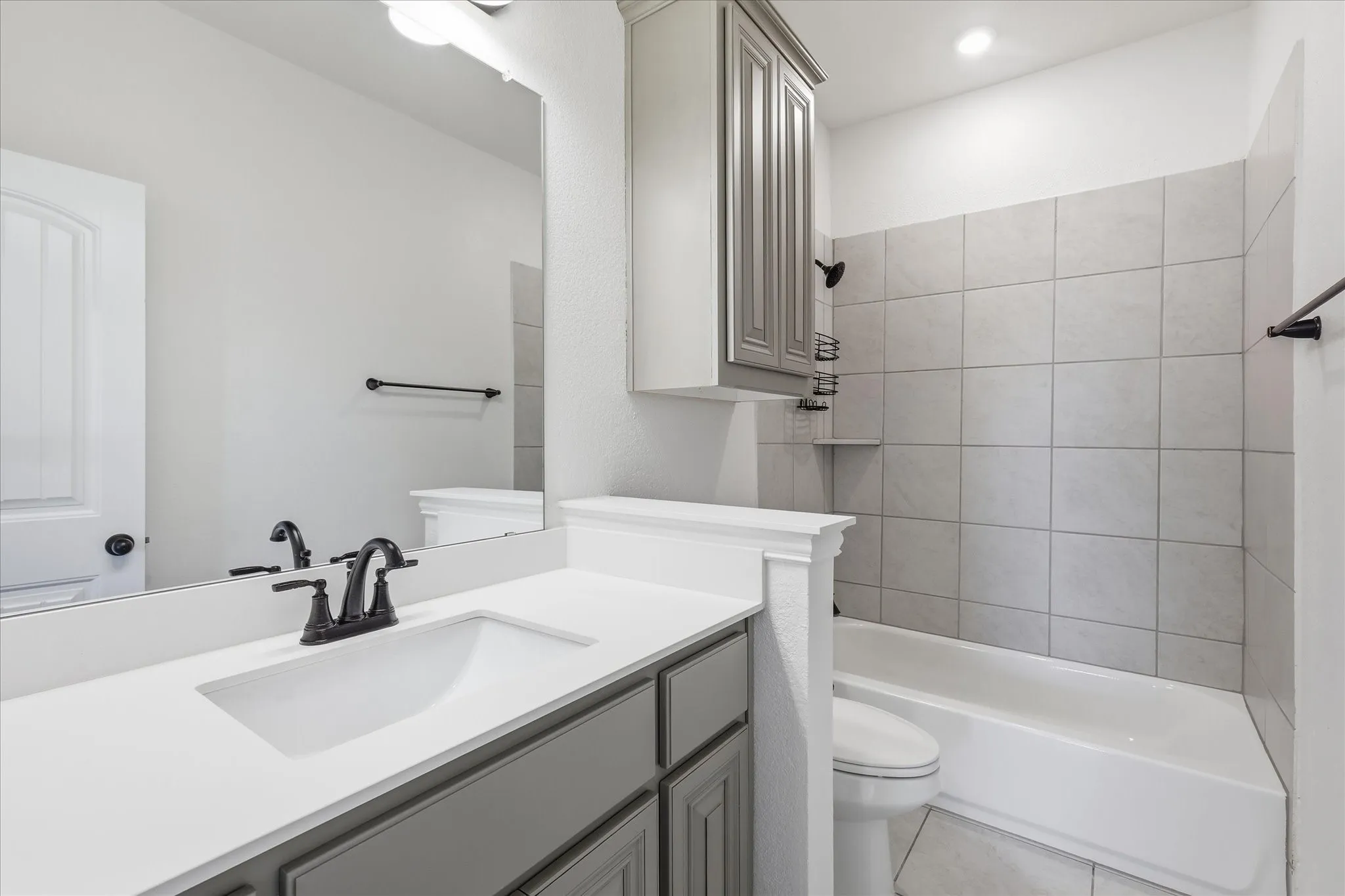 Upstairs guest bath