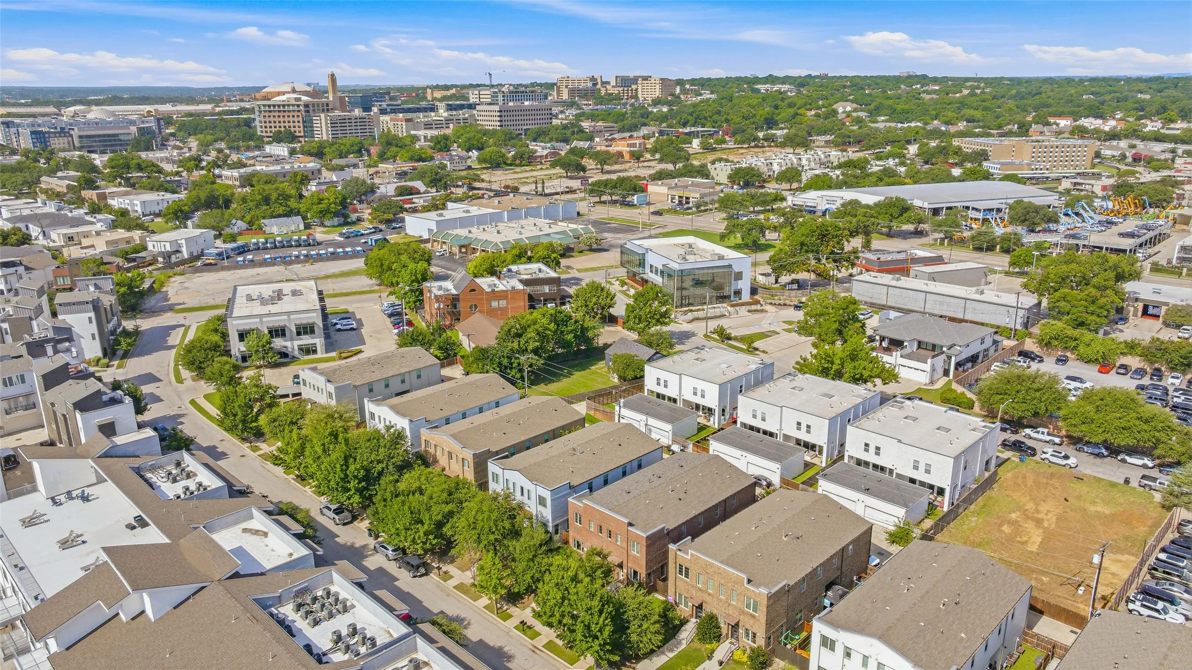 Duplex For Rent in Tarrant County , 210 Wimberly Street, Fort Worth, Texas 76107, 3 Bedroom, 3 Bathroom, 2 Garage spaces, 2,081 Sqft, built in 2017, mls#21353423, Real Estate Agent in Fort Worth, Homes For Rent in Tarrant county, Homes For Rent in Fort Worth, Realtor in Fort Worth Texas, Real Estate Brokerage Independent Realty Texas, Luminita Cordes Realtor