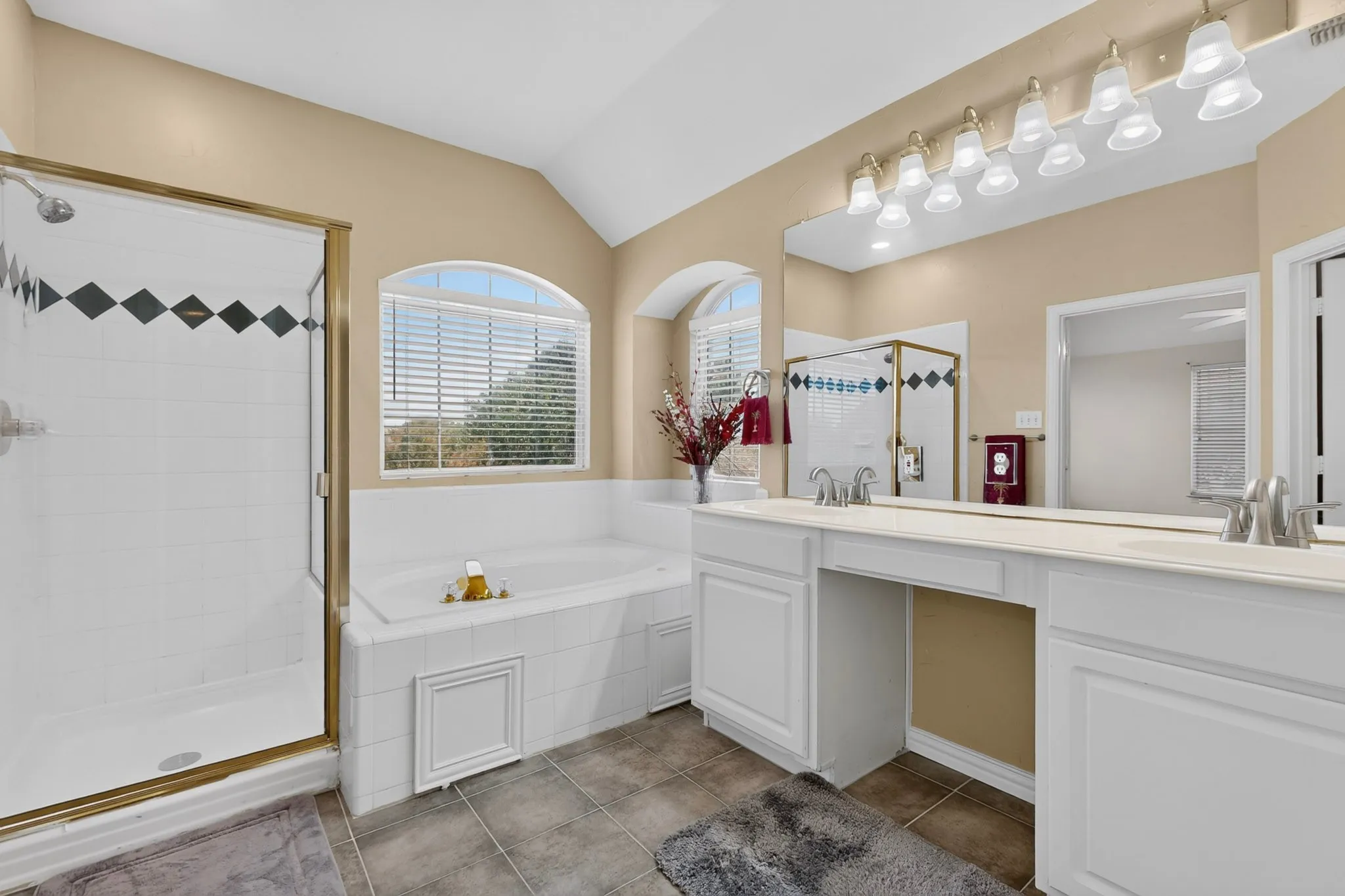 Large primary bathroom, double vanity, separate shower and tub