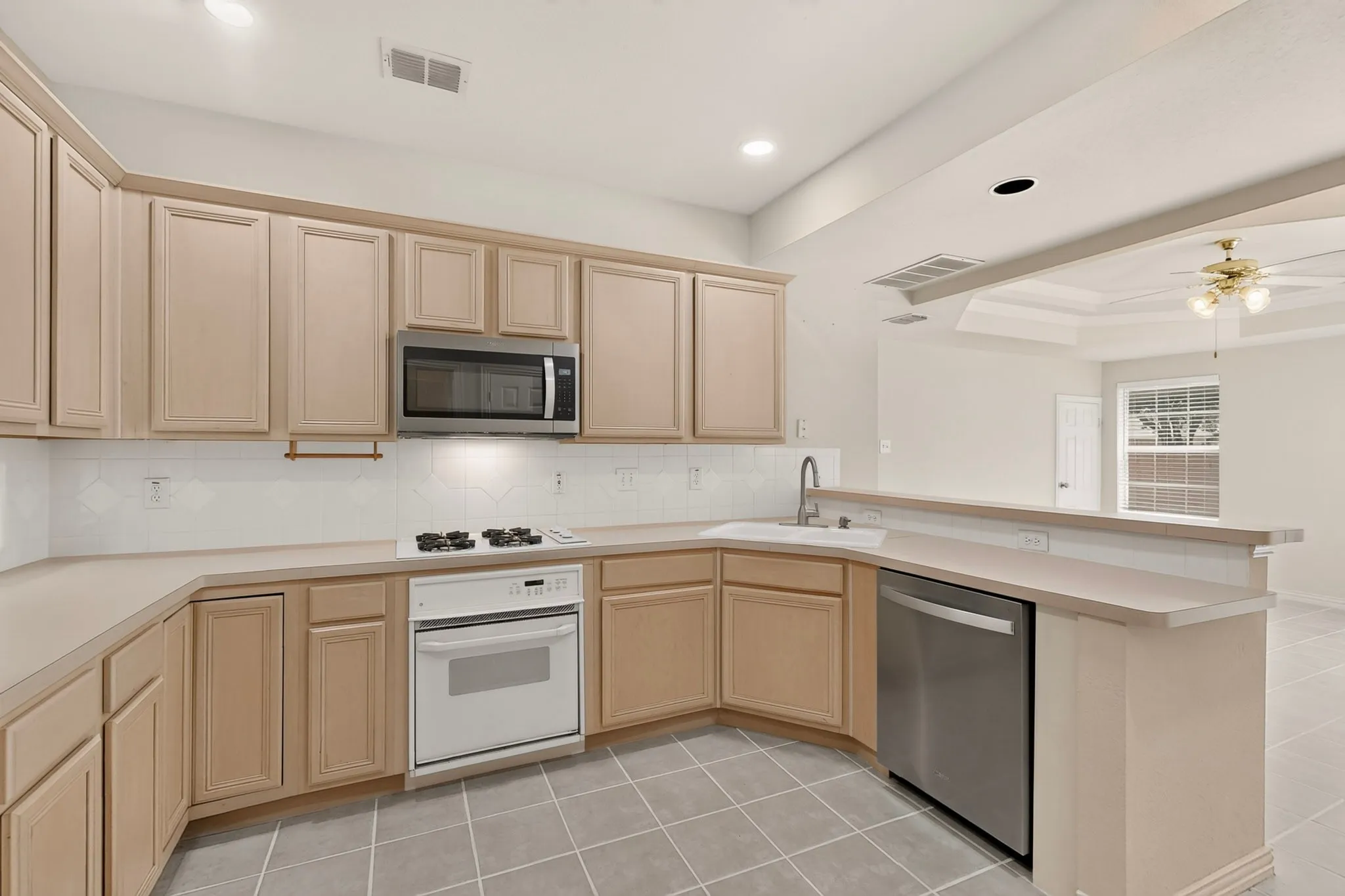 Spacious, new dishwasher and microwave