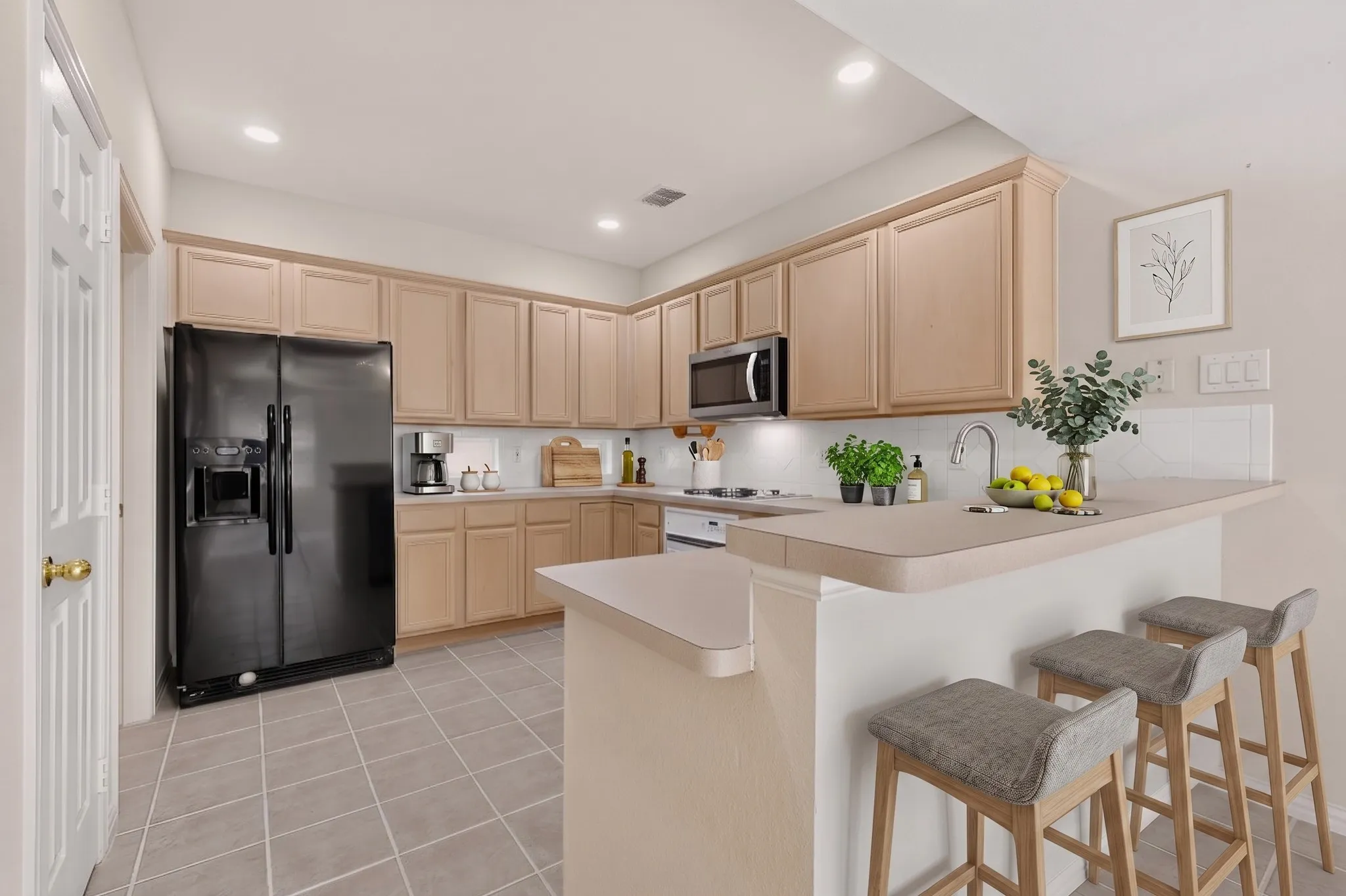 Spacious, new dishwasher and microwave