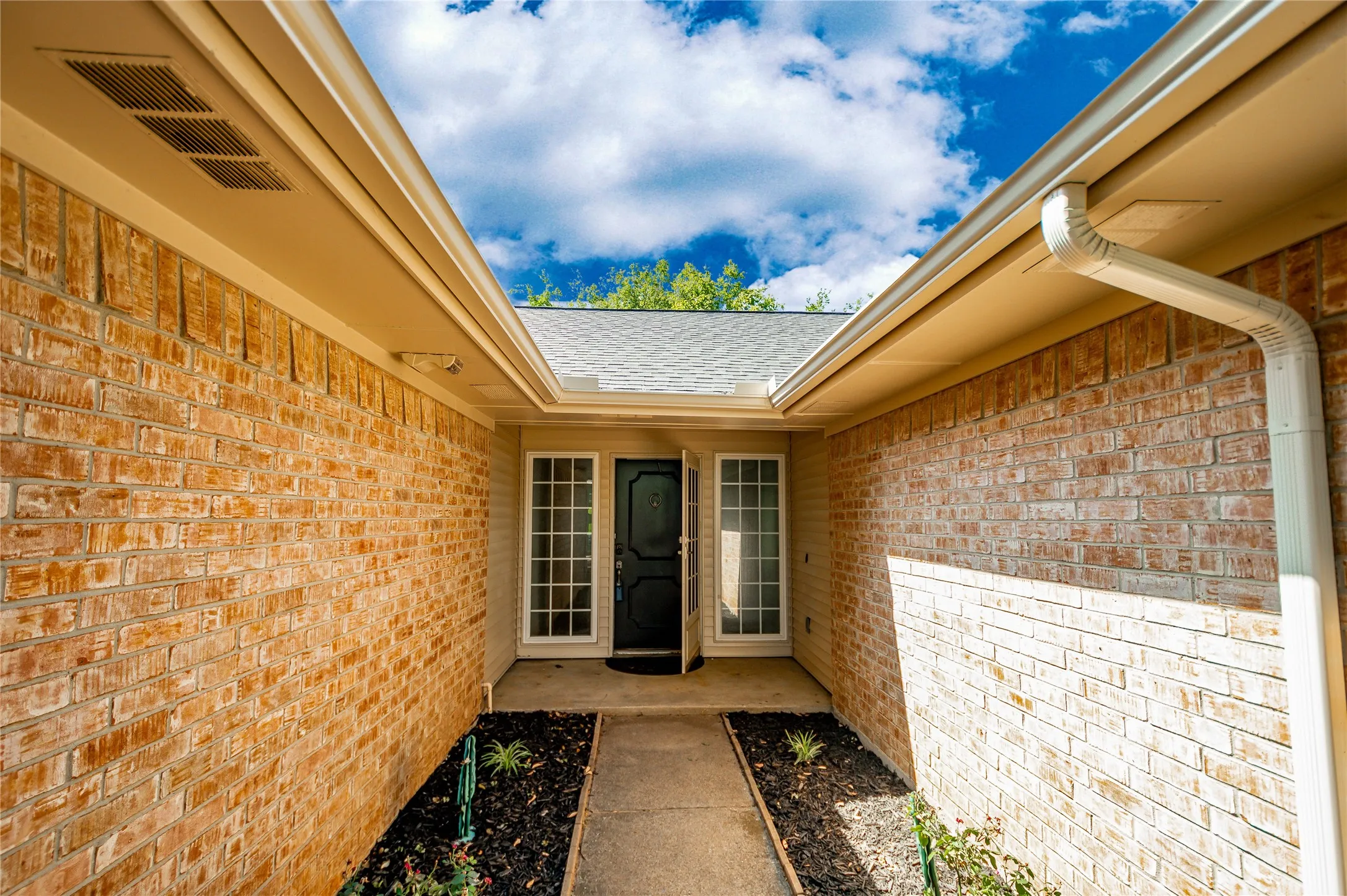 Single Family Residence For Sale in Denton County , 1109 Stapleton Lane, Flower Mound, Texas 75028, 3 Bedroom, 2 Bathroom, 2 Garage spaces, 1,571 Sqft, built in 1983, mls#21353403, Real Estate Agent in Flower Mound, Homes For Sale in Denton county, Homes For Sale in Flower Mound, Realtor in Flower Mound Texas, Real Estate Brokerage Independent Realty Texas, Luminita Cordes Realtor