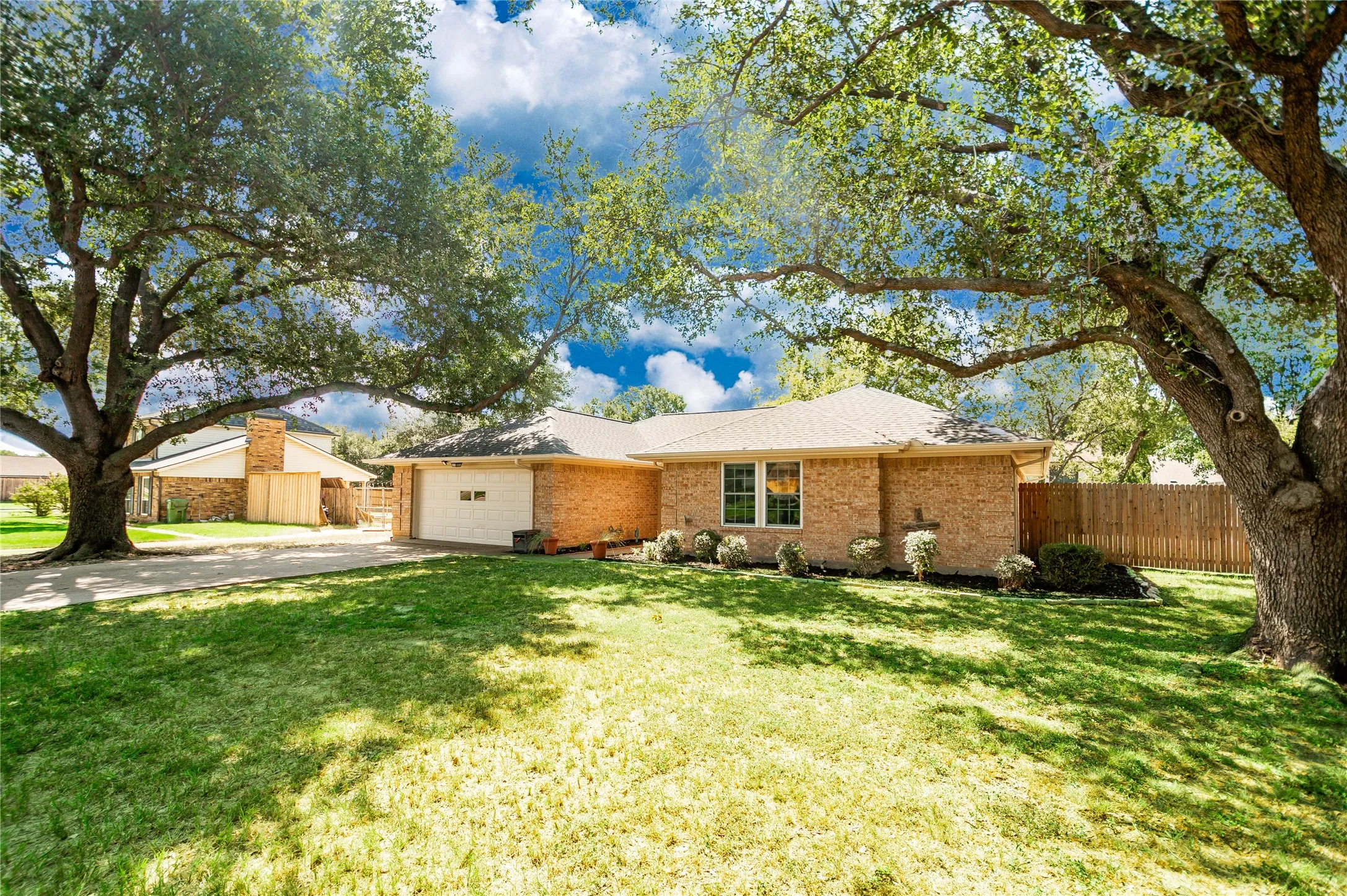 Single Family Residence For Sale in Denton County , 1109 Stapleton Lane, Flower Mound, Texas 75028, 3 Bedroom, 2 Bathroom, 2 Garage spaces, 1,571 Sqft, built in 1983, mls#21353403, Real Estate Agent in Flower Mound, Homes For Sale in Denton county, Homes For Sale in Flower Mound, Realtor in Flower Mound Texas, Real Estate Brokerage Independent Realty Texas, Luminita Cordes Realtor