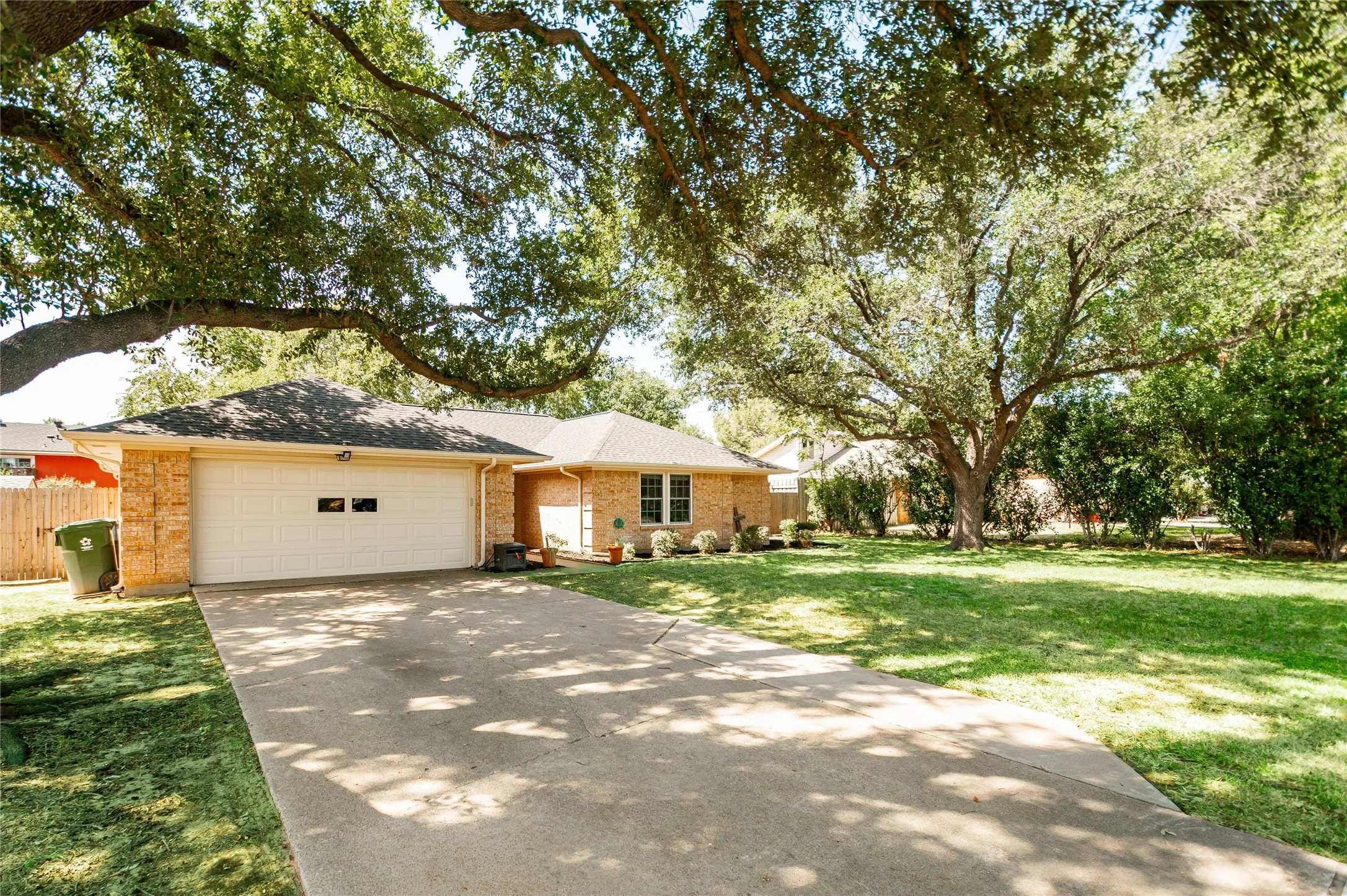 Single Family Residence For Sale in Denton County , 1109 Stapleton Lane, Flower Mound, Texas 75028, 3 Bedroom, 2 Bathroom, 2 Garage spaces, 1,571 Sqft, built in 1983, mls#21353403, Real Estate Agent in Flower Mound, Homes For Sale in Denton county, Homes For Sale in Flower Mound, Realtor in Flower Mound Texas, Real Estate Brokerage Independent Realty Texas, Luminita Cordes Realtor