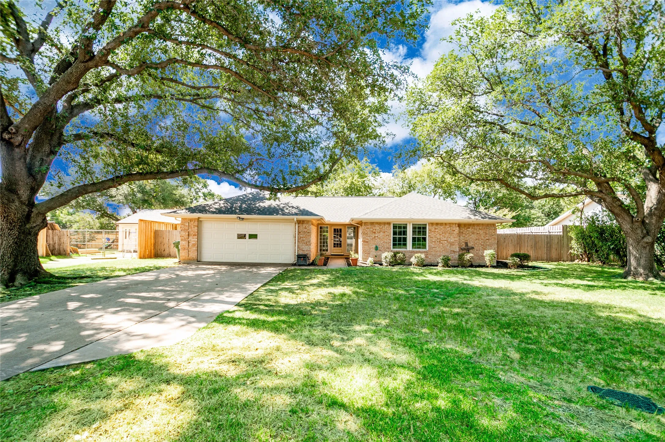 Single Family Residence For Sale in Denton County , 1109 Stapleton Lane, Flower Mound, Texas 75028, 3 Bedroom, 2 Bathroom, 2 Garage spaces, 1,571 Sqft, built in 1983, mls#21353403, Real Estate Agent in Flower Mound, Homes For Sale in Denton county, Homes For Sale in Flower Mound, Realtor in Flower Mound Texas, Real Estate Brokerage Independent Realty Texas, Luminita Cordes Realtor