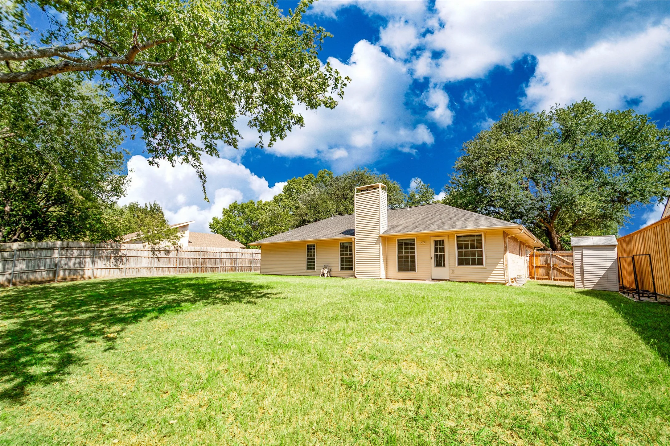 Single Family Residence For Sale in Denton County , 1109 Stapleton Lane, Flower Mound, Texas 75028, 3 Bedroom, 2 Bathroom, 2 Garage spaces, 1,571 Sqft, built in 1983, mls#21353403, Real Estate Agent in Flower Mound, Homes For Sale in Denton county, Homes For Sale in Flower Mound, Realtor in Flower Mound Texas, Real Estate Brokerage Independent Realty Texas, Luminita Cordes Realtor
