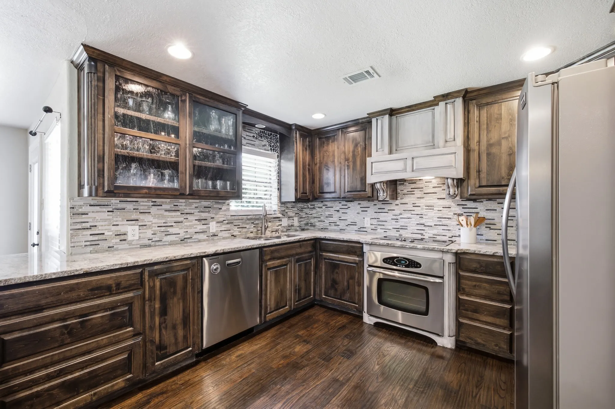 Single Family Residence For Sale in Denton County , 11 Edgemere Drive, Trophy Club, Texas 76262, 3 Bedroom, 3 Bathroom, 2 Garage spaces, 2,068 Sqft, built in 1984, mls#21350546, Real Estate Agent in Trophy Club, Homes For Sale in Denton county, Homes For Sale in Trophy Club, Realtor in Trophy Club Texas, Real Estate Brokerage Independent Realty Texas, Luminita Cordes Realtor