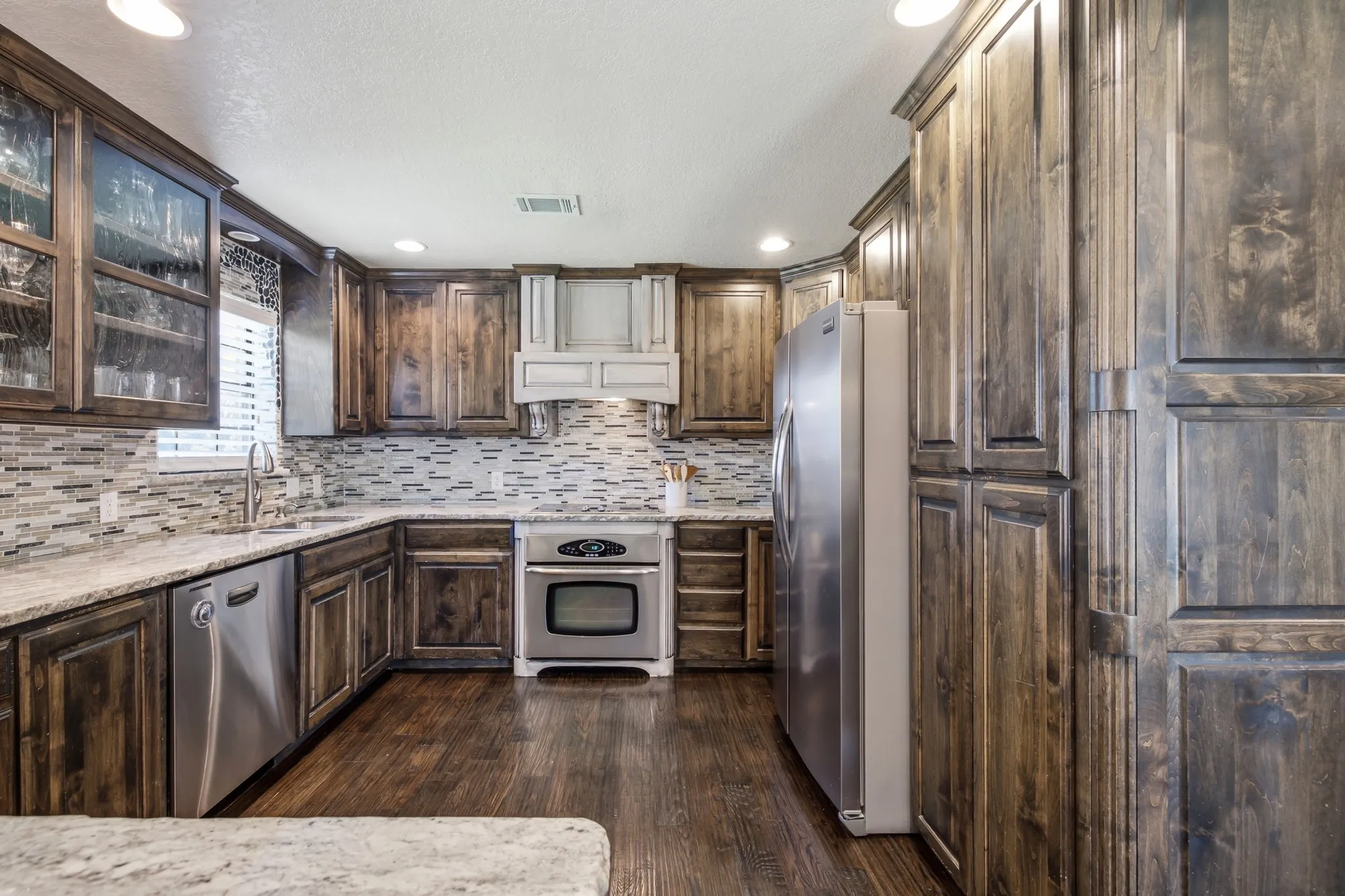 Single Family Residence For Sale in Denton County , 11 Edgemere Drive, Trophy Club, Texas 76262, 3 Bedroom, 3 Bathroom, 2 Garage spaces, 2,068 Sqft, built in 1984, mls#21350546, Real Estate Agent in Trophy Club, Homes For Sale in Denton county, Homes For Sale in Trophy Club, Realtor in Trophy Club Texas, Real Estate Brokerage Independent Realty Texas, Luminita Cordes Realtor