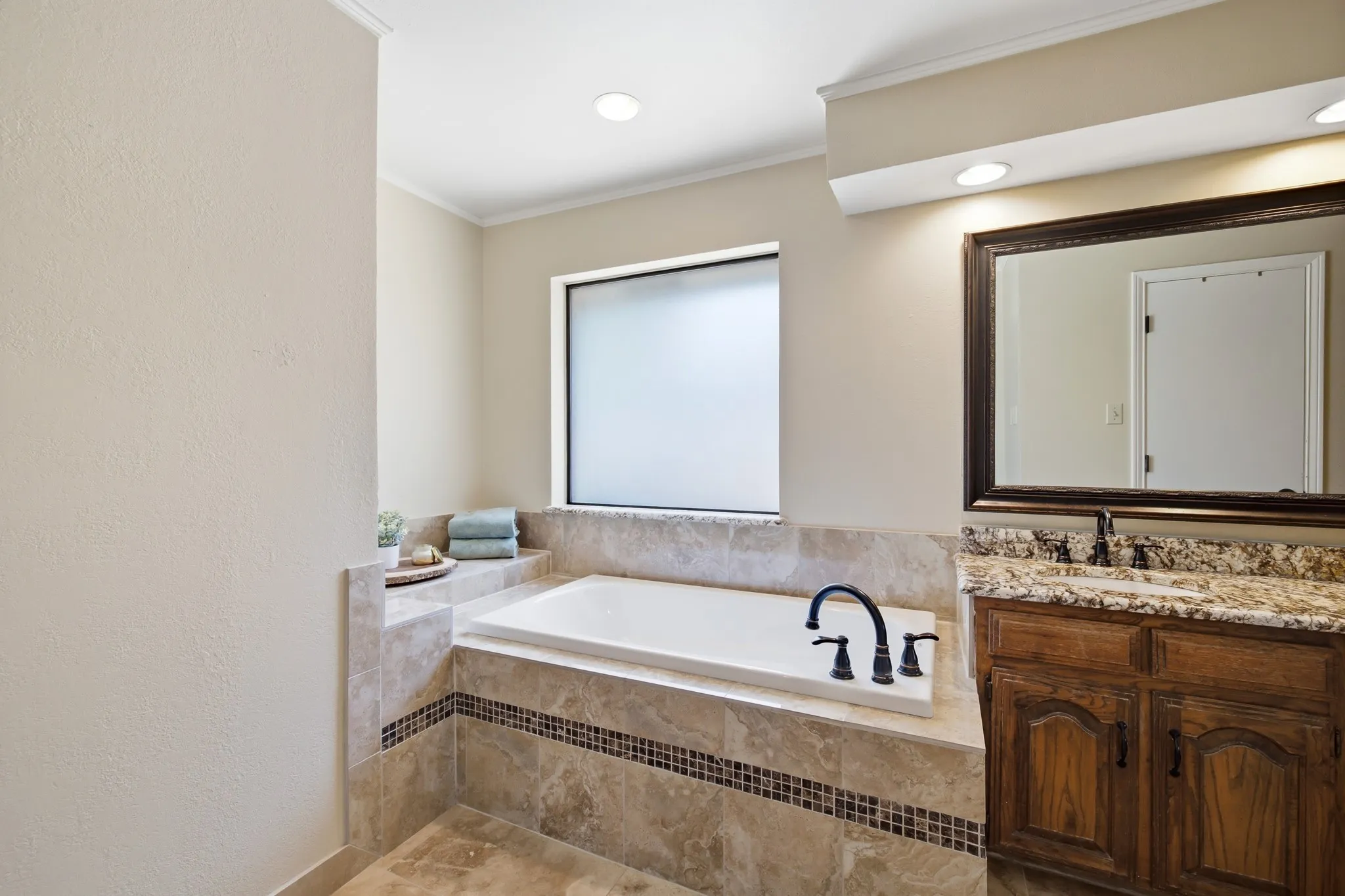 Single Family Residence For Sale in Denton County , 11 Edgemere Drive, Trophy Club, Texas 76262, 3 Bedroom, 3 Bathroom, 2 Garage spaces, 2,068 Sqft, built in 1984, mls#21350546, Real Estate Agent in Trophy Club, Homes For Sale in Denton county, Homes For Sale in Trophy Club, Realtor in Trophy Club Texas, Real Estate Brokerage Independent Realty Texas, Luminita Cordes Realtor
