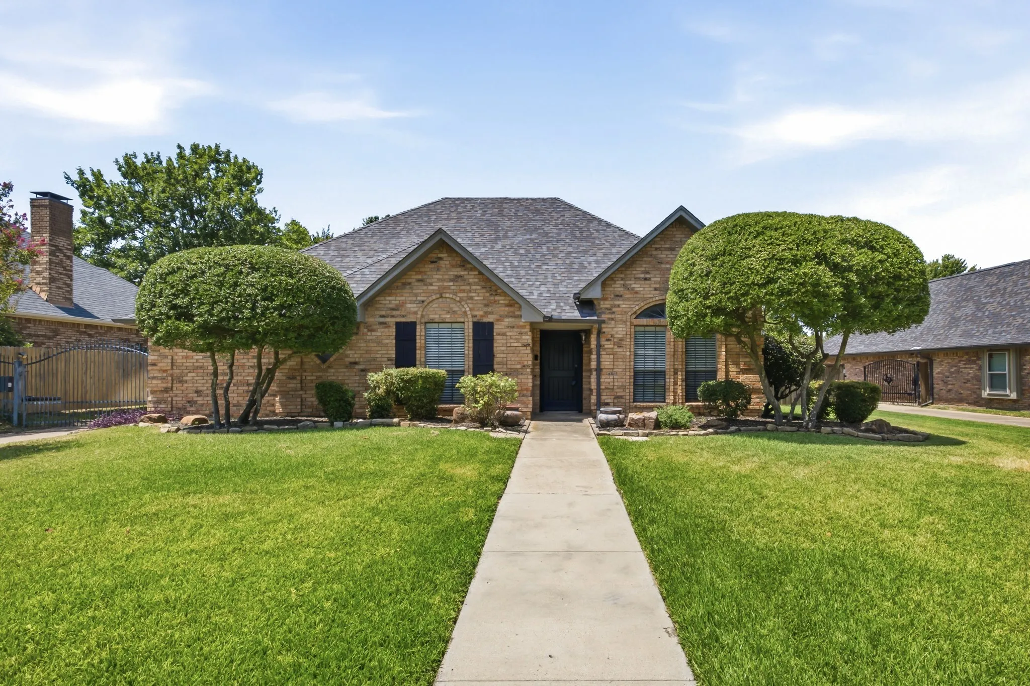 Single Family Residence For Sale in Denton County , 11 Edgemere Drive, Trophy Club, Texas 76262, 3 Bedroom, 3 Bathroom, 2 Garage spaces, 2,068 Sqft, built in 1984, mls#21350546, Real Estate Agent in Trophy Club, Homes For Sale in Denton county, Homes For Sale in Trophy Club, Realtor in Trophy Club Texas, Real Estate Brokerage Independent Realty Texas, Luminita Cordes Realtor