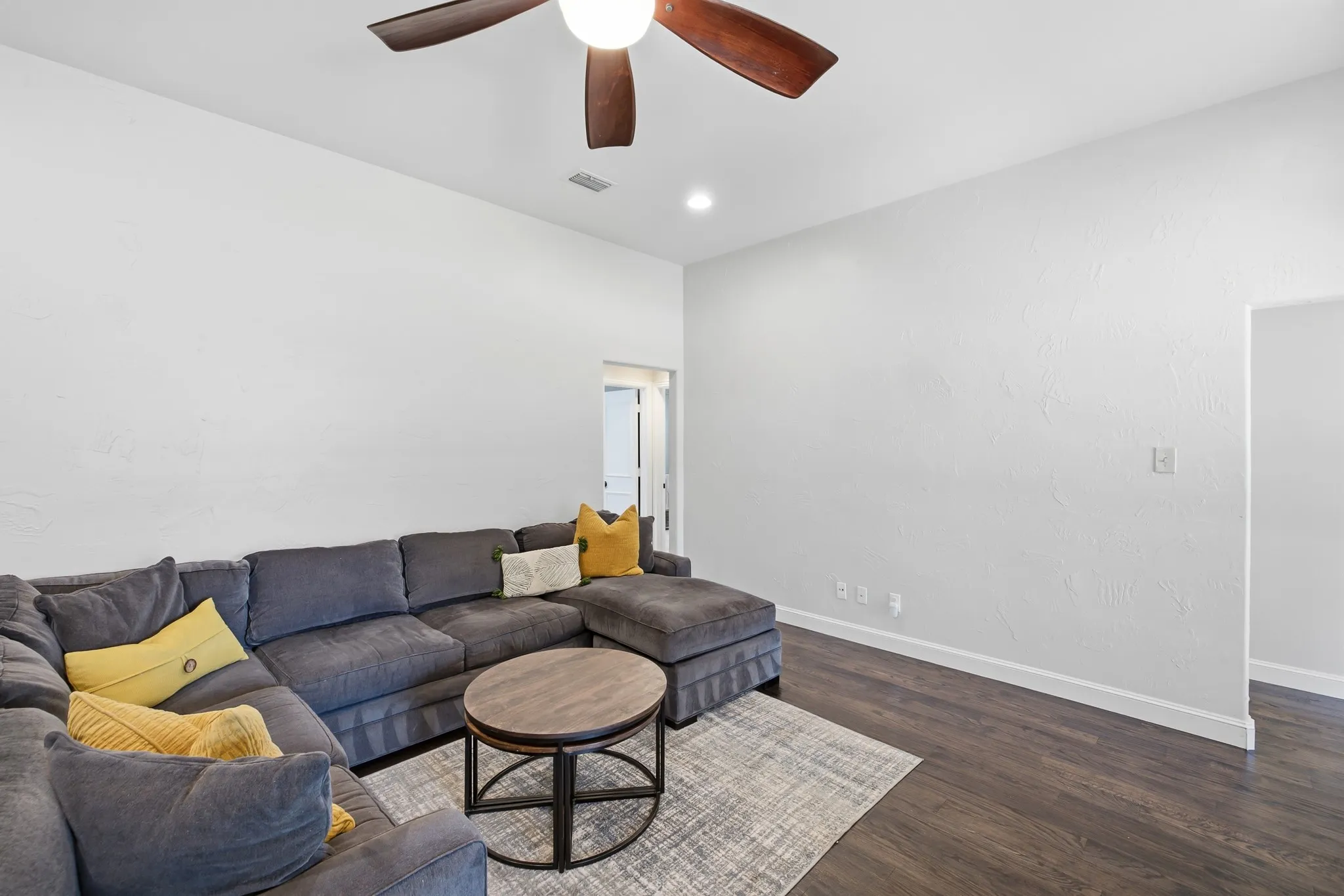 Single Family Residence For Sale in Denton County , 11 Edgemere Drive, Trophy Club, Texas 76262, 3 Bedroom, 3 Bathroom, 2 Garage spaces, 2,068 Sqft, built in 1984, mls#21350546, Real Estate Agent in Trophy Club, Homes For Sale in Denton county, Homes For Sale in Trophy Club, Realtor in Trophy Club Texas, Real Estate Brokerage Independent Realty Texas, Luminita Cordes Realtor