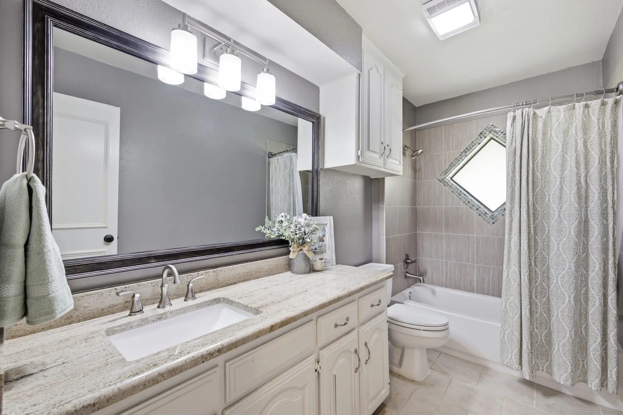 Single Family Residence For Sale in Denton County , 11 Edgemere Drive, Trophy Club, Texas 76262, 3 Bedroom, 3 Bathroom, 2 Garage spaces, 2,068 Sqft, built in 1984, mls#21350546, Real Estate Agent in Trophy Club, Homes For Sale in Denton county, Homes For Sale in Trophy Club, Realtor in Trophy Club Texas, Real Estate Brokerage Independent Realty Texas, Luminita Cordes Realtor