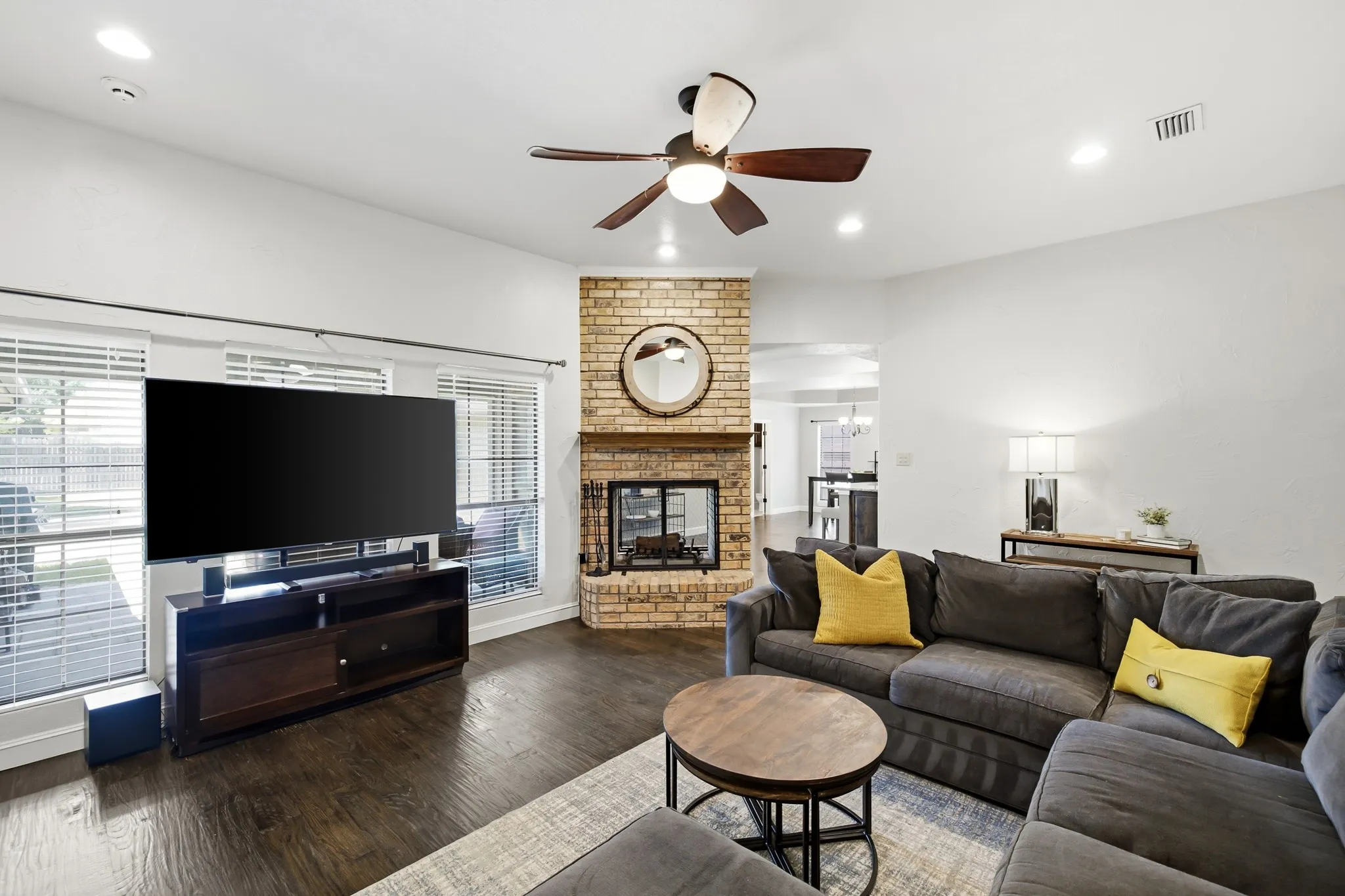 Single Family Residence For Sale in Denton County , 11 Edgemere Drive, Trophy Club, Texas 76262, 3 Bedroom, 3 Bathroom, 2 Garage spaces, 2,068 Sqft, built in 1984, mls#21350546, Real Estate Agent in Trophy Club, Homes For Sale in Denton county, Homes For Sale in Trophy Club, Realtor in Trophy Club Texas, Real Estate Brokerage Independent Realty Texas, Luminita Cordes Realtor