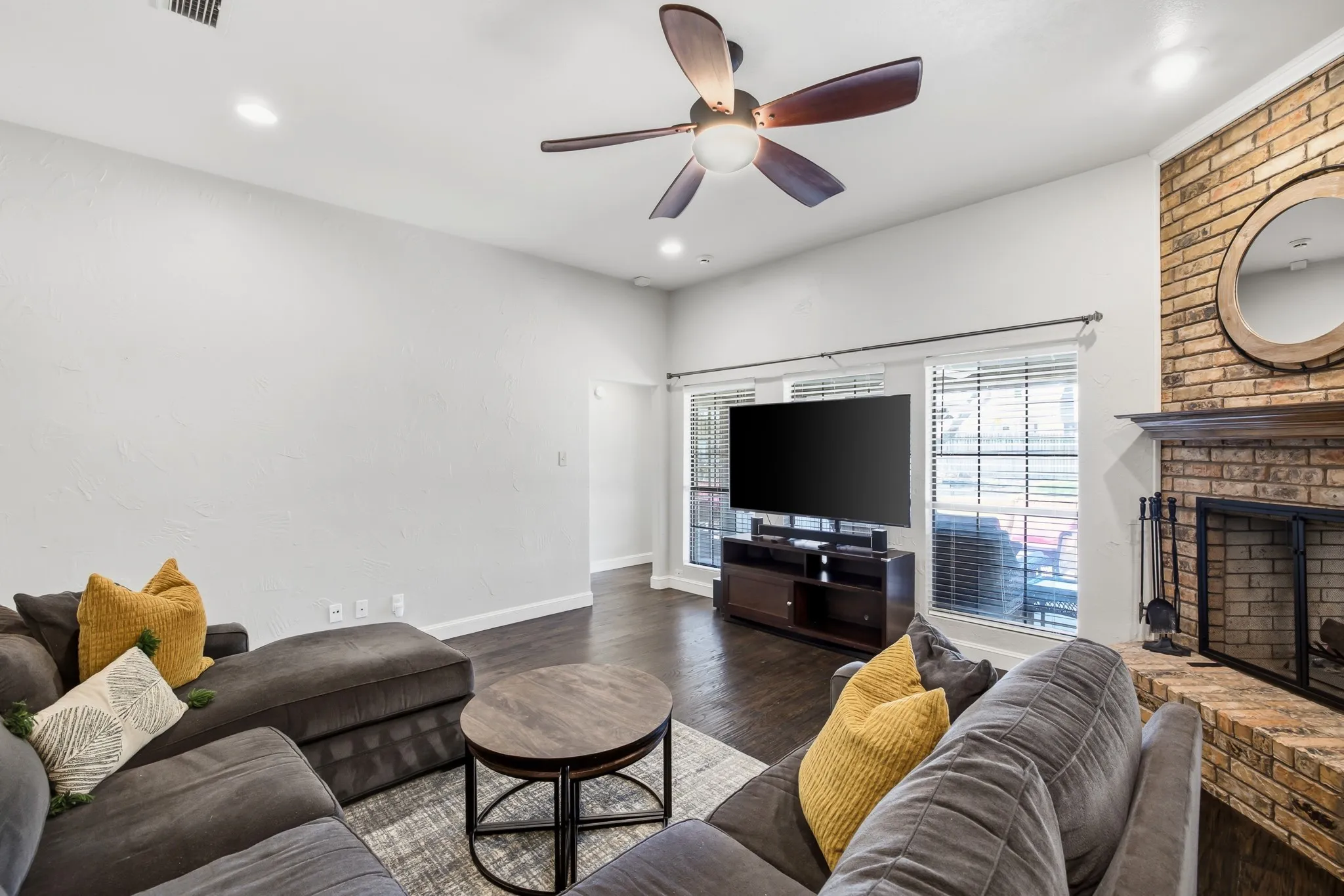 Single Family Residence For Sale in Denton County , 11 Edgemere Drive, Trophy Club, Texas 76262, 3 Bedroom, 3 Bathroom, 2 Garage spaces, 2,068 Sqft, built in 1984, mls#21350546, Real Estate Agent in Trophy Club, Homes For Sale in Denton county, Homes For Sale in Trophy Club, Realtor in Trophy Club Texas, Real Estate Brokerage Independent Realty Texas, Luminita Cordes Realtor