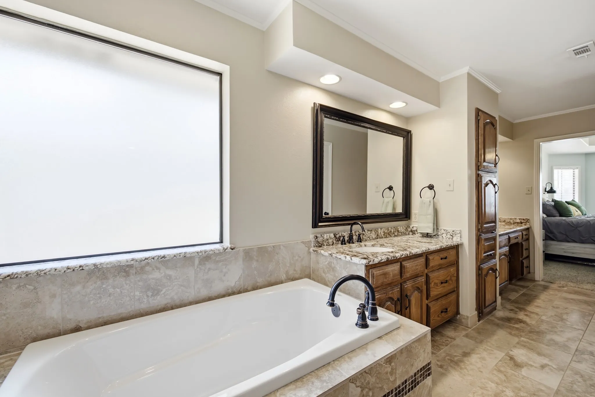 Single Family Residence For Sale in Denton County , 11 Edgemere Drive, Trophy Club, Texas 76262, 3 Bedroom, 3 Bathroom, 2 Garage spaces, 2,068 Sqft, built in 1984, mls#21350546, Real Estate Agent in Trophy Club, Homes For Sale in Denton county, Homes For Sale in Trophy Club, Realtor in Trophy Club Texas, Real Estate Brokerage Independent Realty Texas, Luminita Cordes Realtor